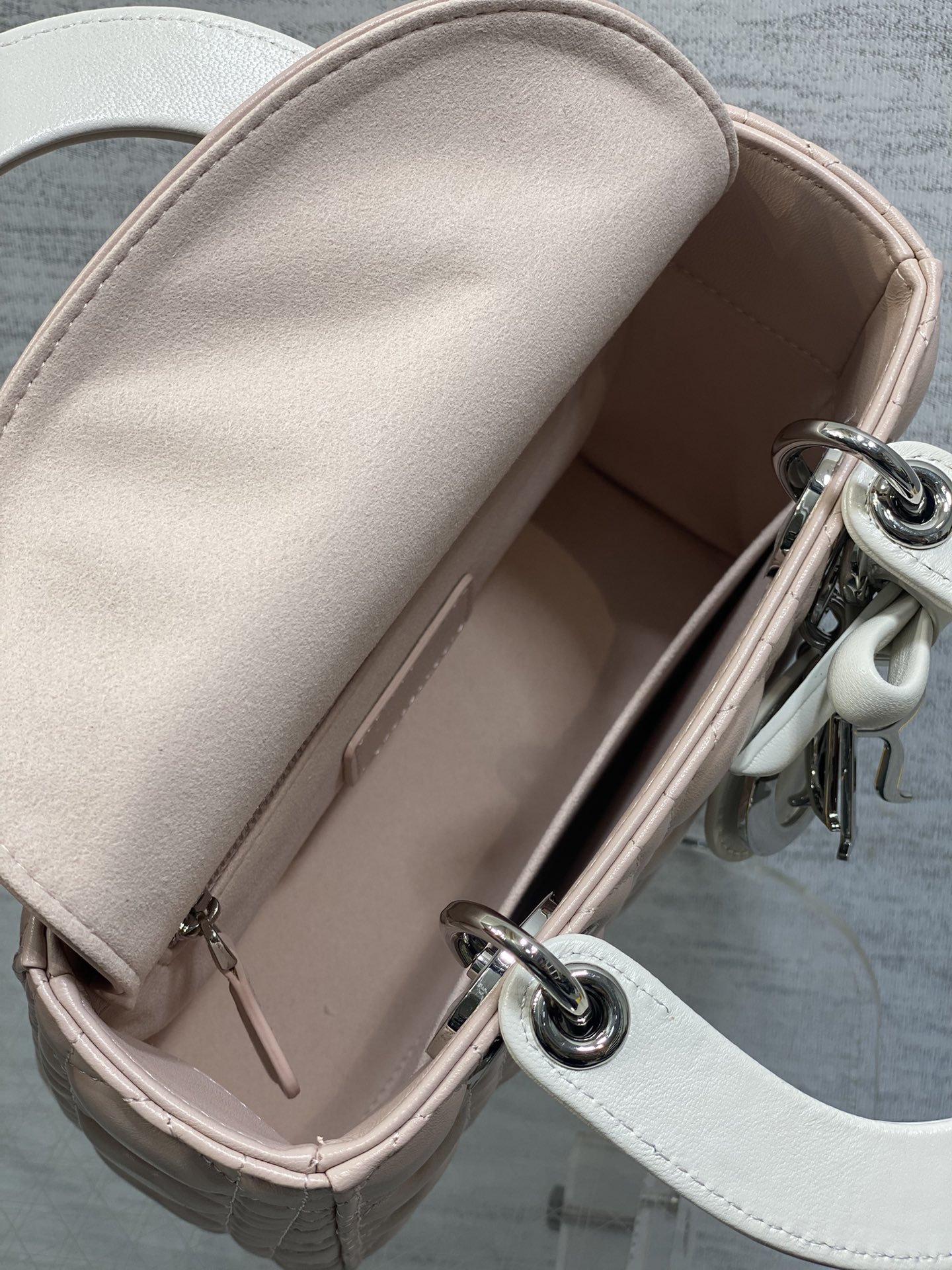 现货‼️Lady最新款四格蝴蝶结🎀戴妃包，采用小羊皮精心制作、人手一个必备的戴妃包😍。迷人优雅又气场十足