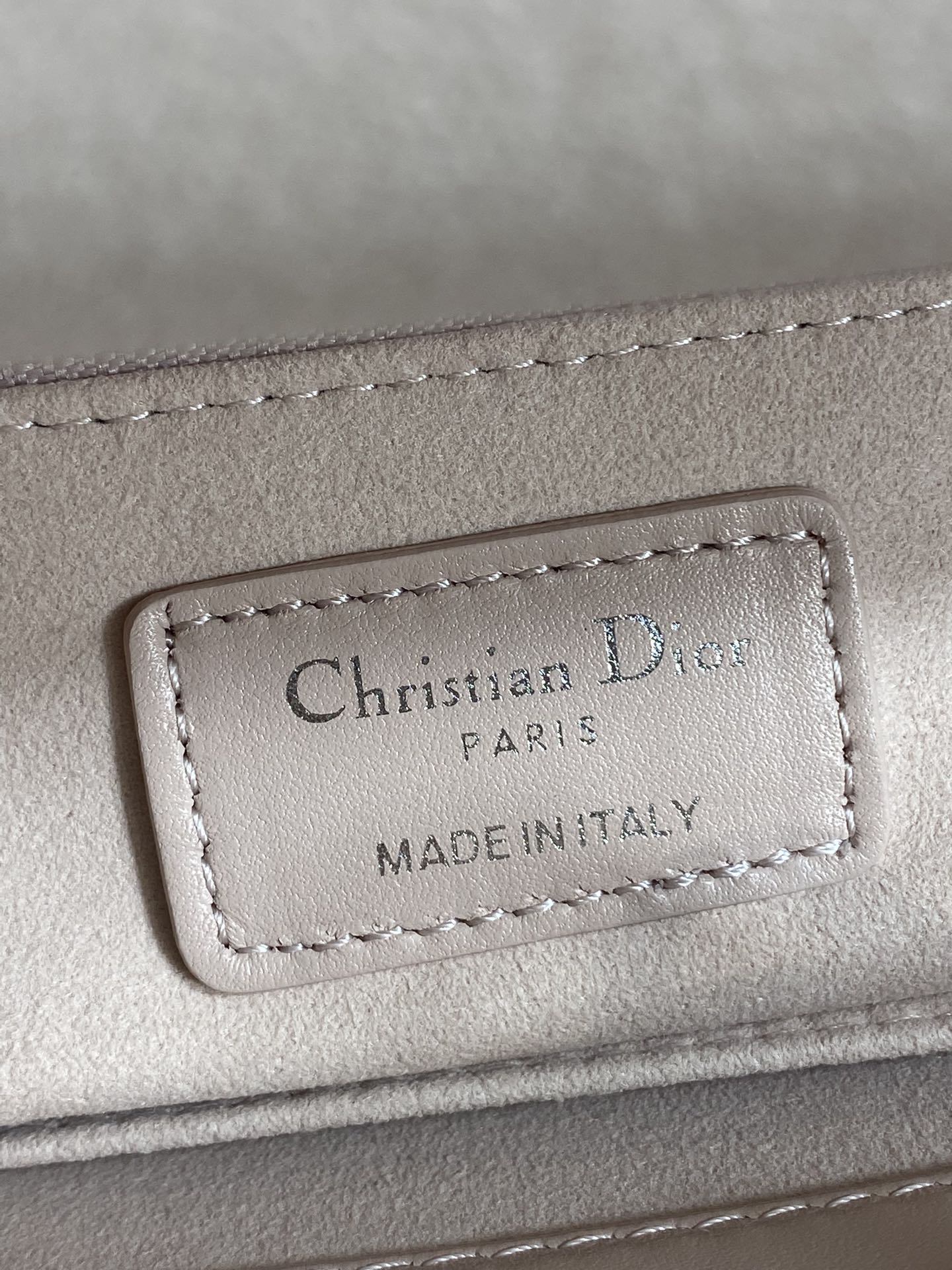 现货‼️Lady最新款四格蝴蝶结🎀戴妃包，采用小羊皮精心制作、人手一个必备的戴妃包😍。迷人优雅又气场十足