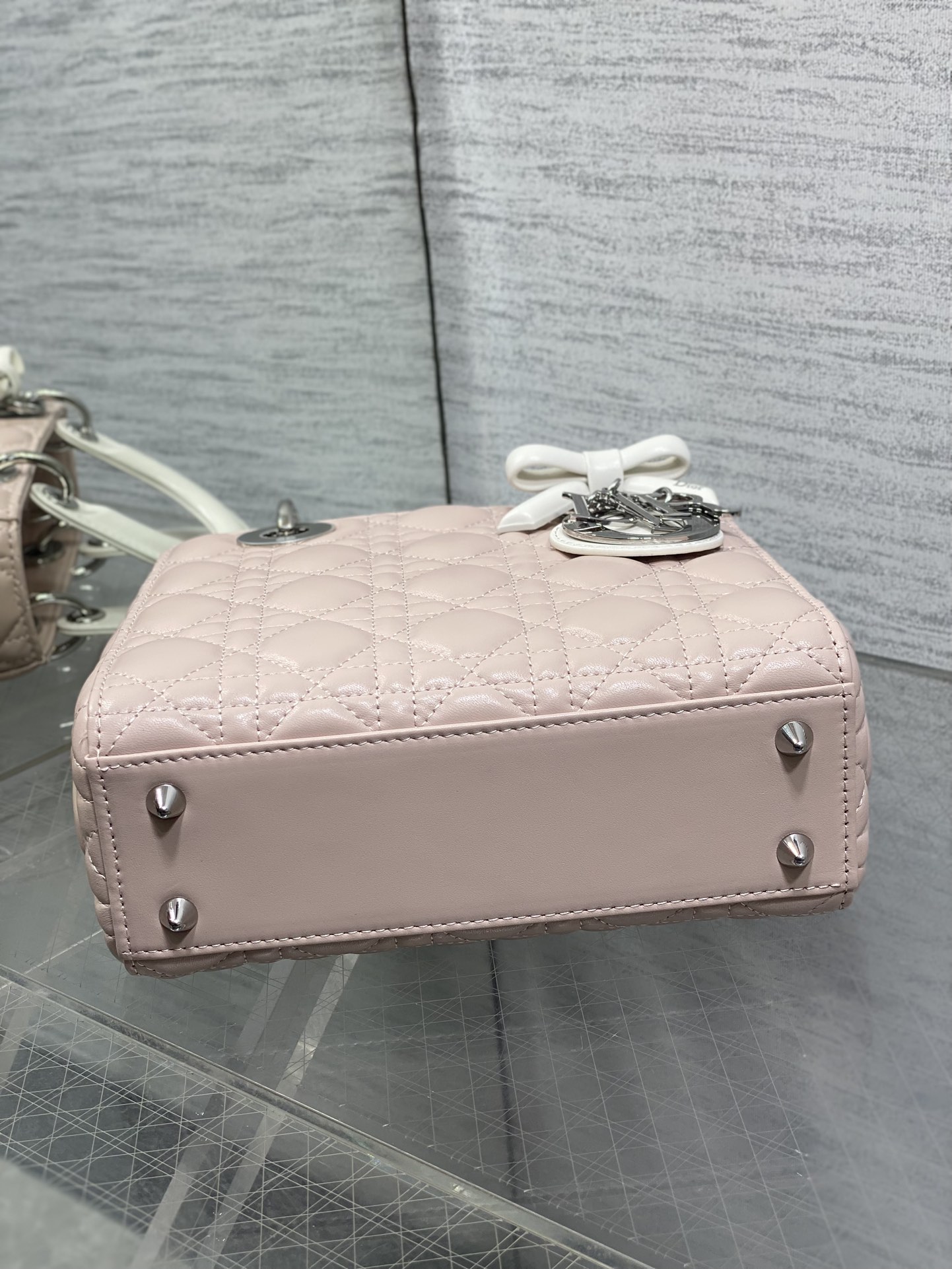 现货‼️Lady最新款四格蝴蝶结🎀戴妃包，采用小羊皮精心制作、人手一个必备的戴妃包😍。迷人优雅又气场十足