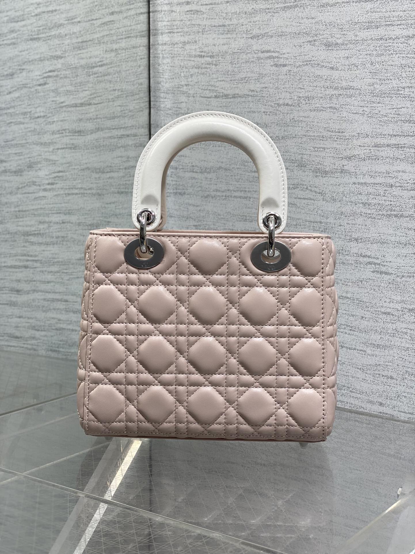 现货‼️Lady最新款四格蝴蝶结🎀戴妃包，采用小羊皮精心制作、人手一个必备的戴妃包😍。迷人优雅又气场十足