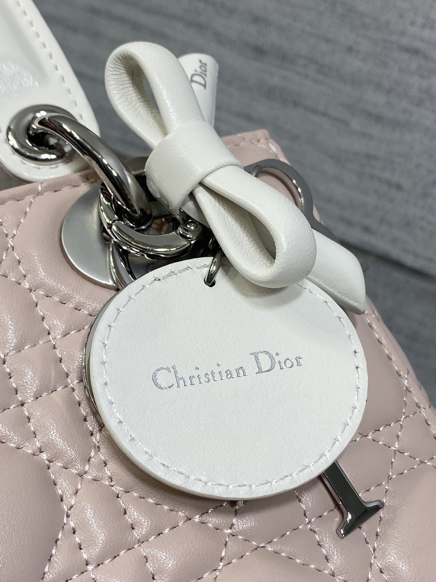 现货‼️Lady最新款四格蝴蝶结🎀戴妃包，采用小羊皮精心制作、人手一个必备的戴妃包😍。迷人优雅又气场十足