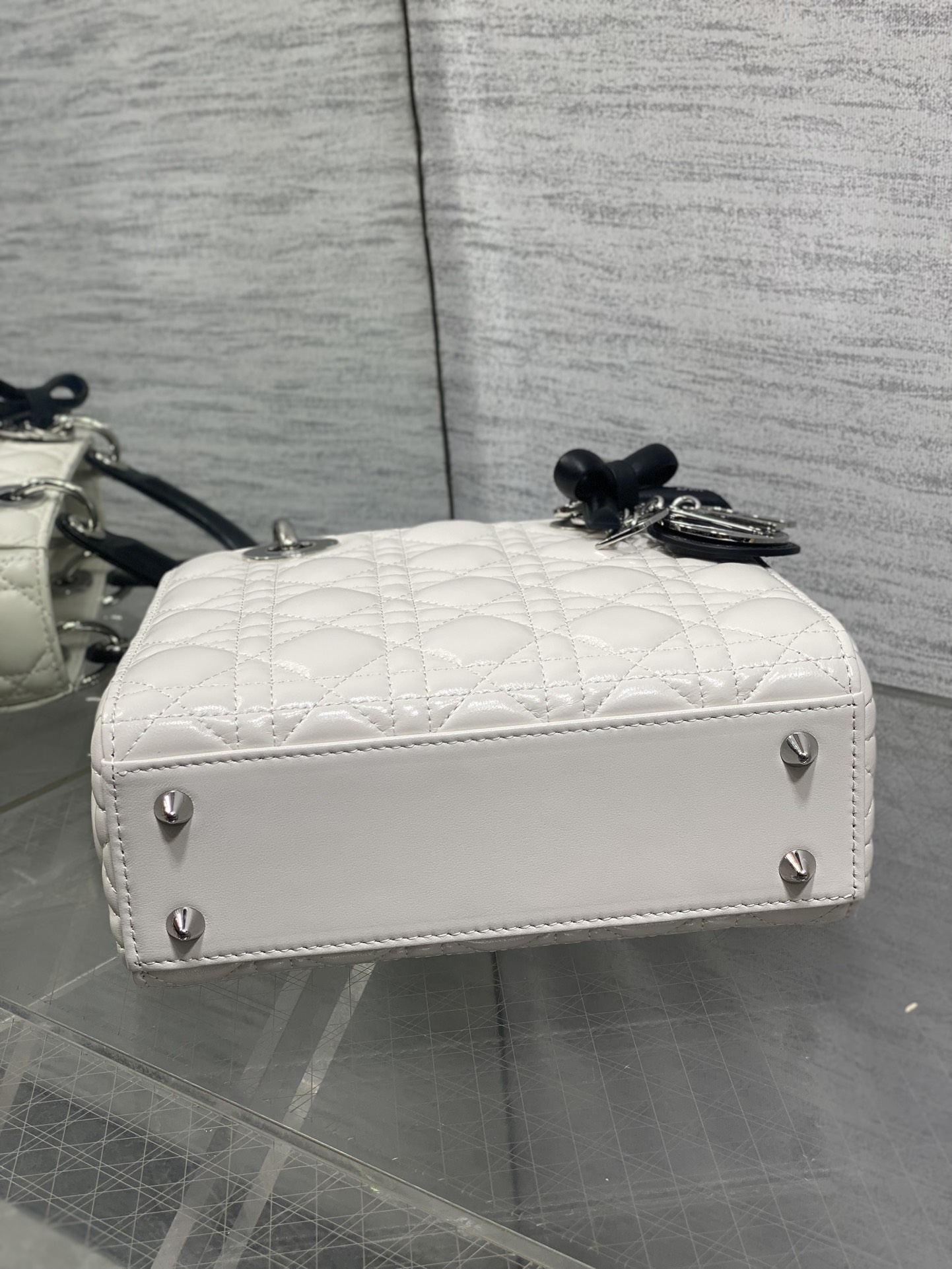 现货‼️Lady最新款四格蝴蝶结🎀戴妃包，采用小羊皮精心制作、人手一个必备的戴妃包😍。迷人优雅又气场十足