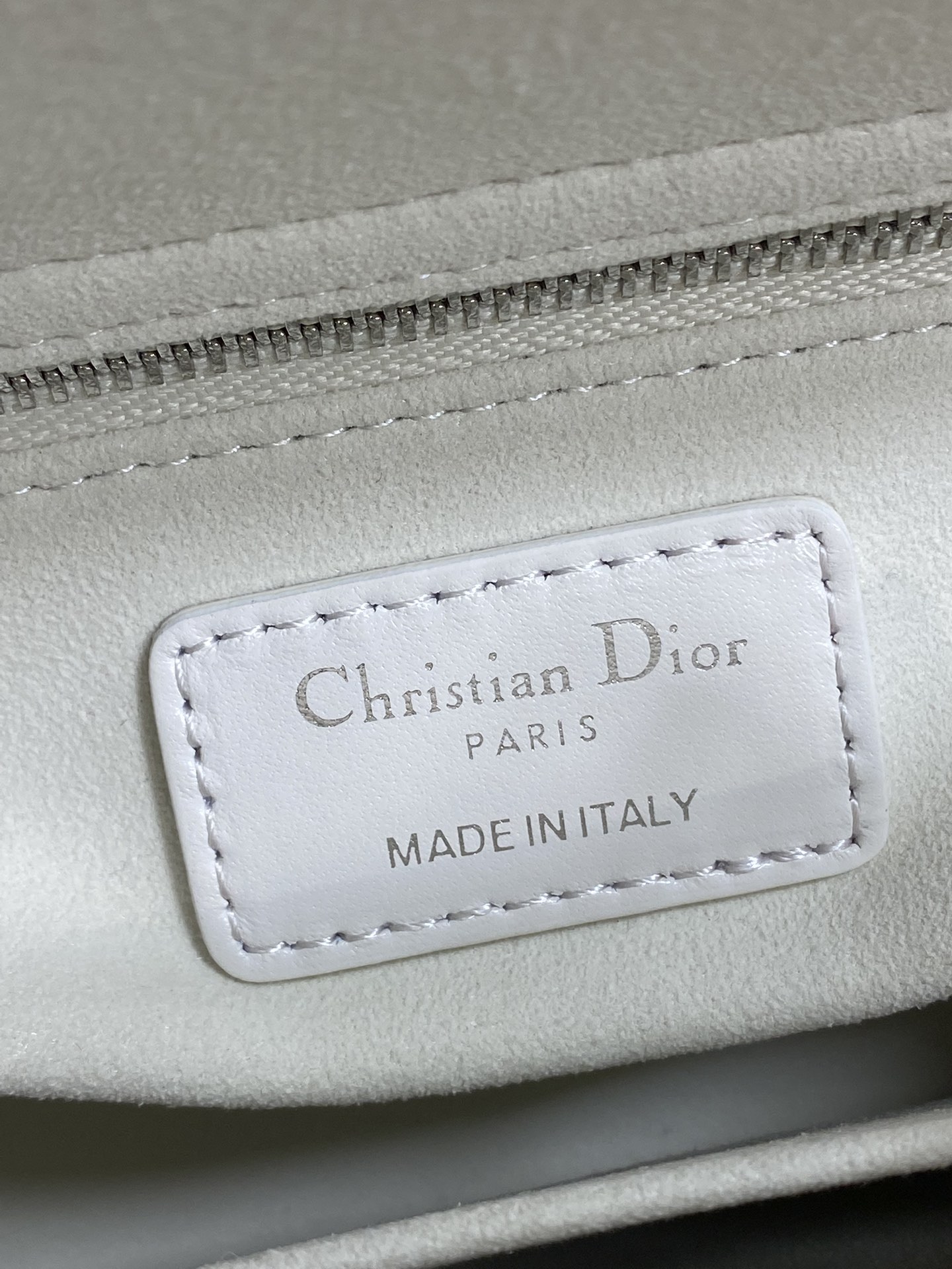 现货‼️Lady最新款四格蝴蝶结🎀戴妃包，采用小羊皮精心制作、人手一个必备的戴妃包😍。迷人优雅又气场十足