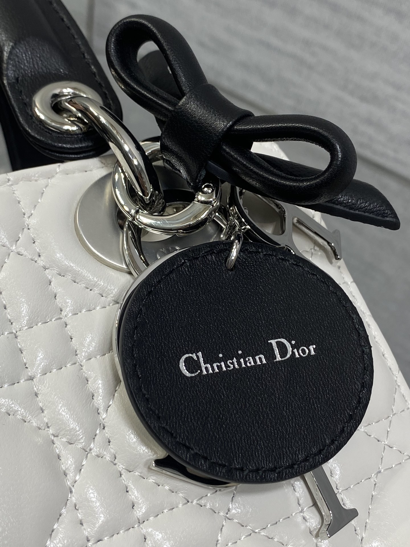 现货‼️Lady最新款四格蝴蝶结🎀戴妃包，采用小羊皮精心制作、人手一个必备的戴妃包😍。迷人优雅又气场十足