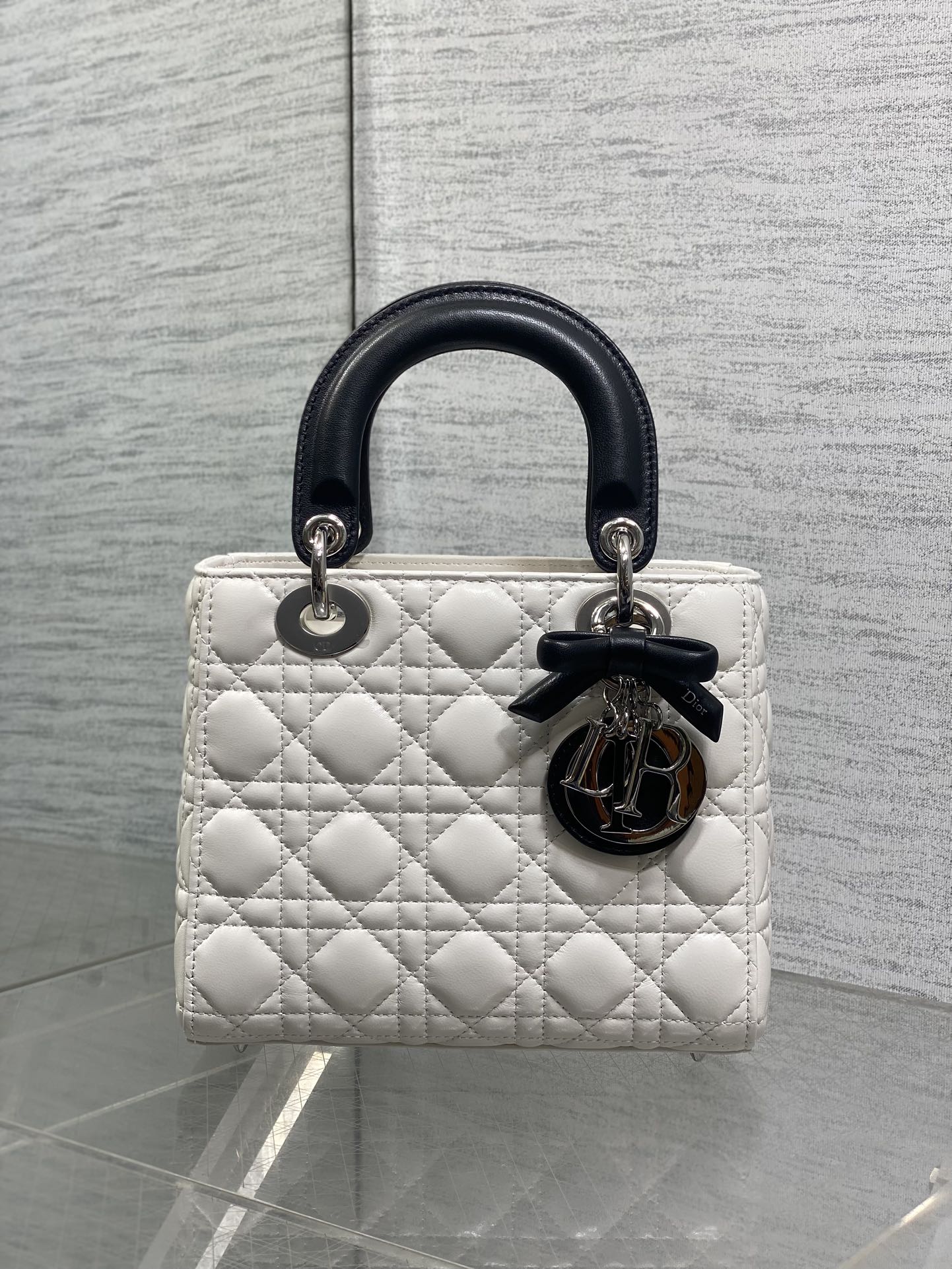 现货‼️Lady最新款四格蝴蝶结🎀戴妃包，采用小羊皮精心制作、人手一个必备的戴妃包😍。迷人优雅又气场十足