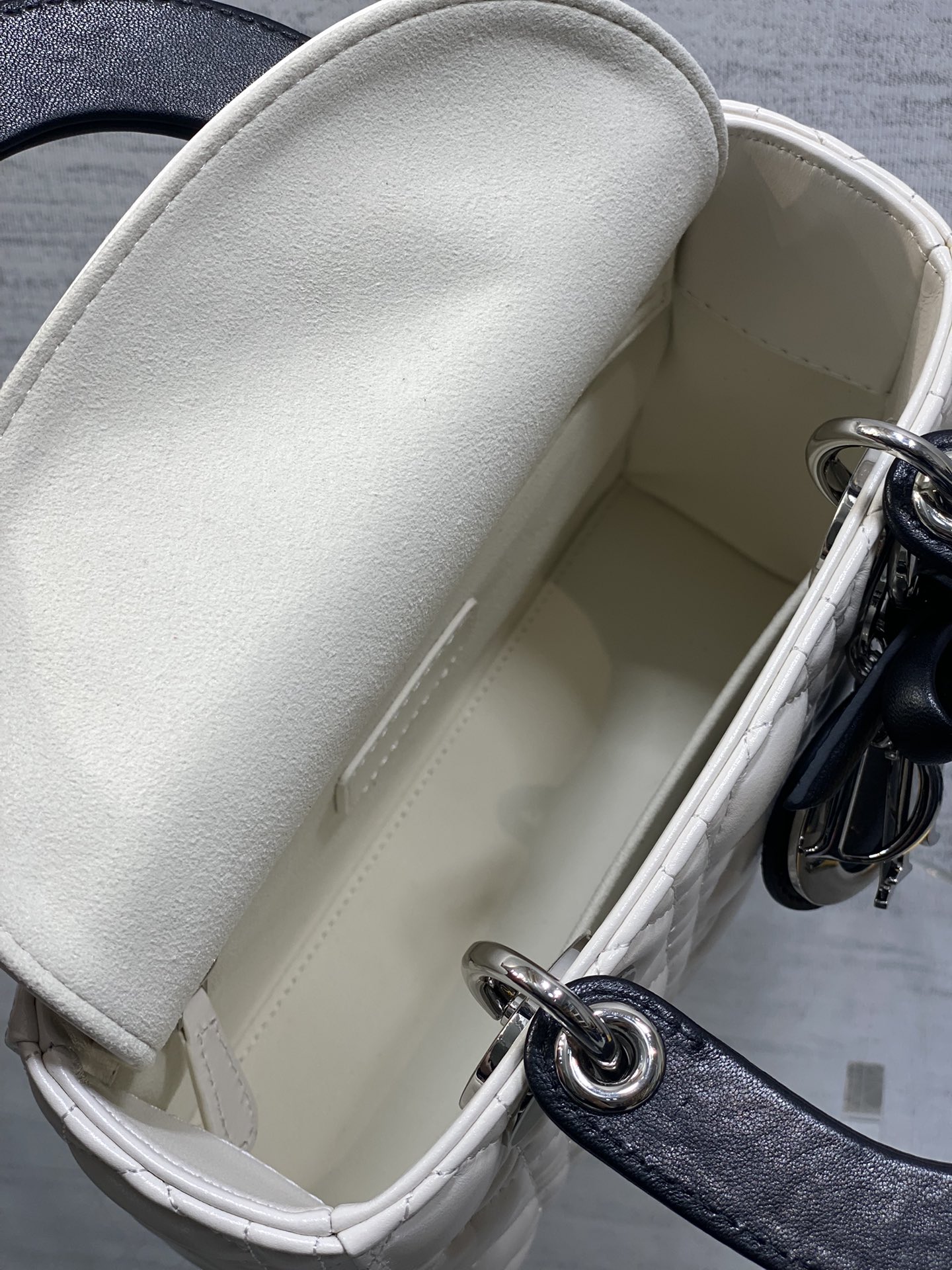 现货‼️Lady最新款四格蝴蝶结🎀戴妃包，采用小羊皮精心制作、人手一个必备的戴妃包😍。迷人优雅又气场十足