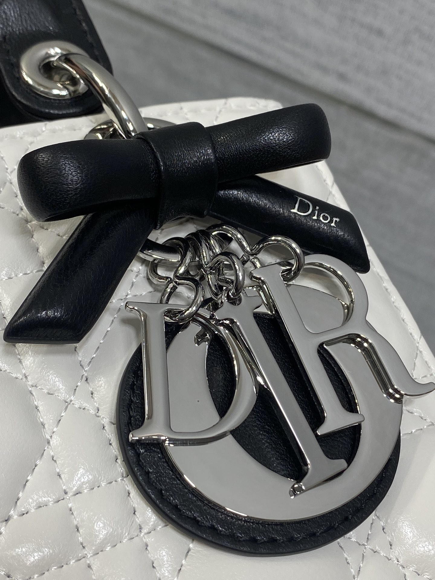 现货‼️Lady最新款四格蝴蝶结🎀戴妃包，采用小羊皮精心制作、人手一个必备的戴妃包😍。迷人优雅又气场十足