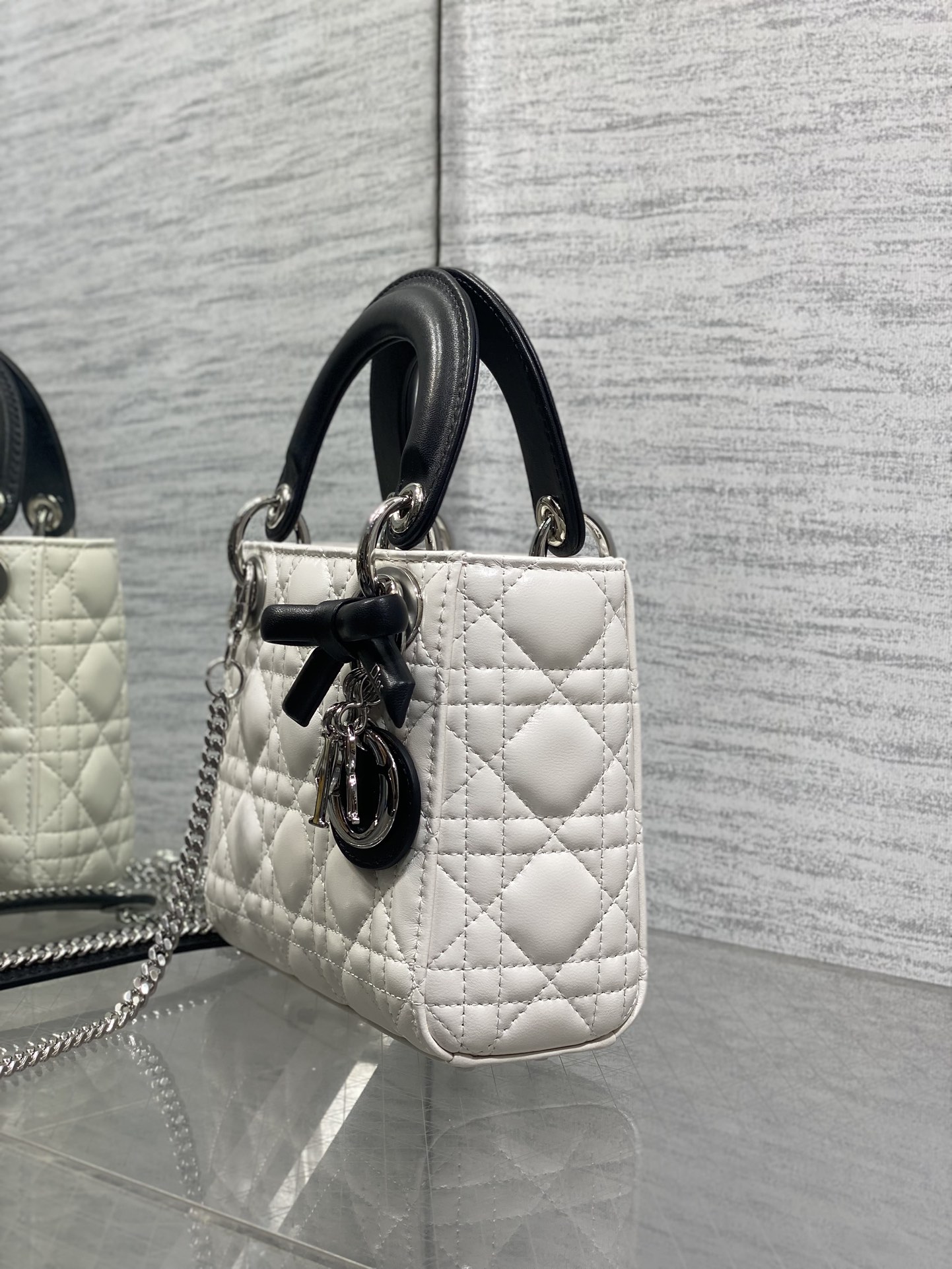 现货‼️Classic Lady最新蝴蝶结🎀戴妃包，人手一个必备的三格小包😍。迷人优雅又气场十足💃🏻，斜