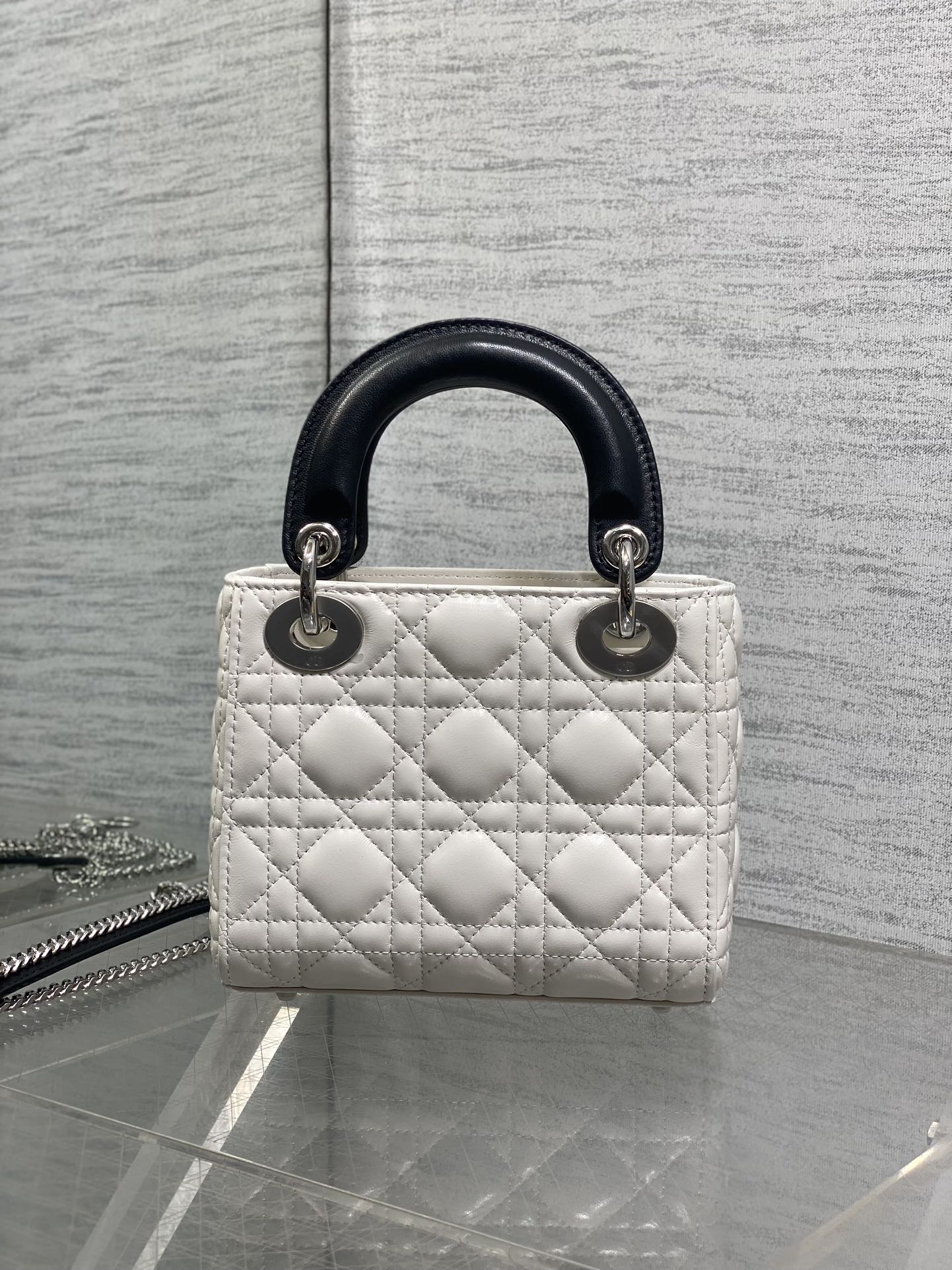 现货‼️Classic Lady最新蝴蝶结🎀戴妃包，人手一个必备的三格小包😍。迷人优雅又气场十足💃🏻，斜