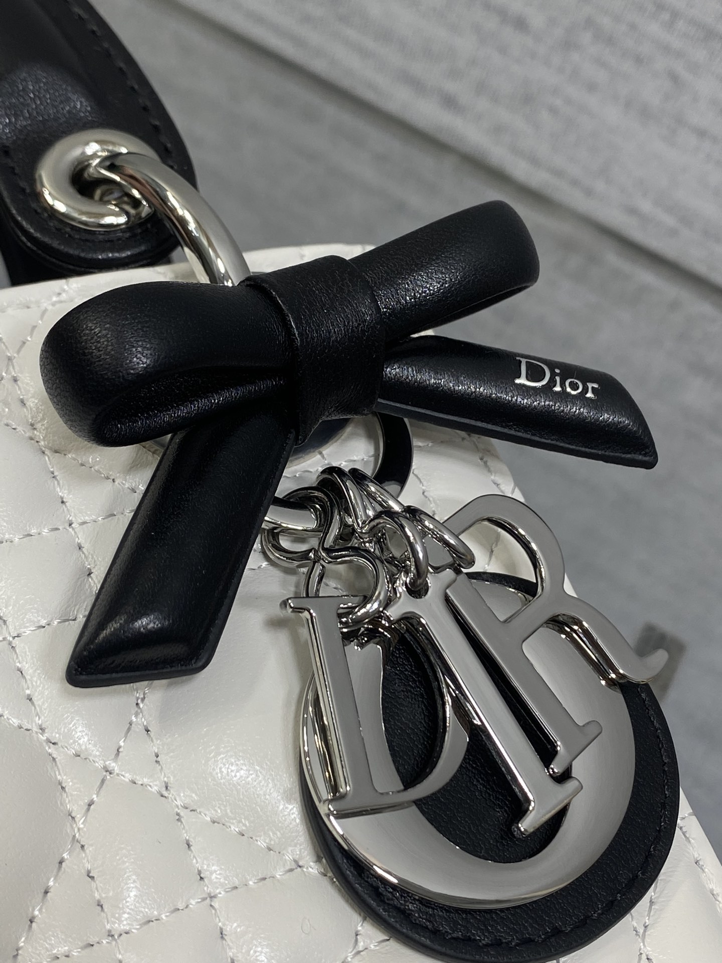 现货‼️Classic Lady最新蝴蝶结🎀戴妃包，人手一个必备的三格小包😍。迷人优雅又气场十足💃🏻，斜