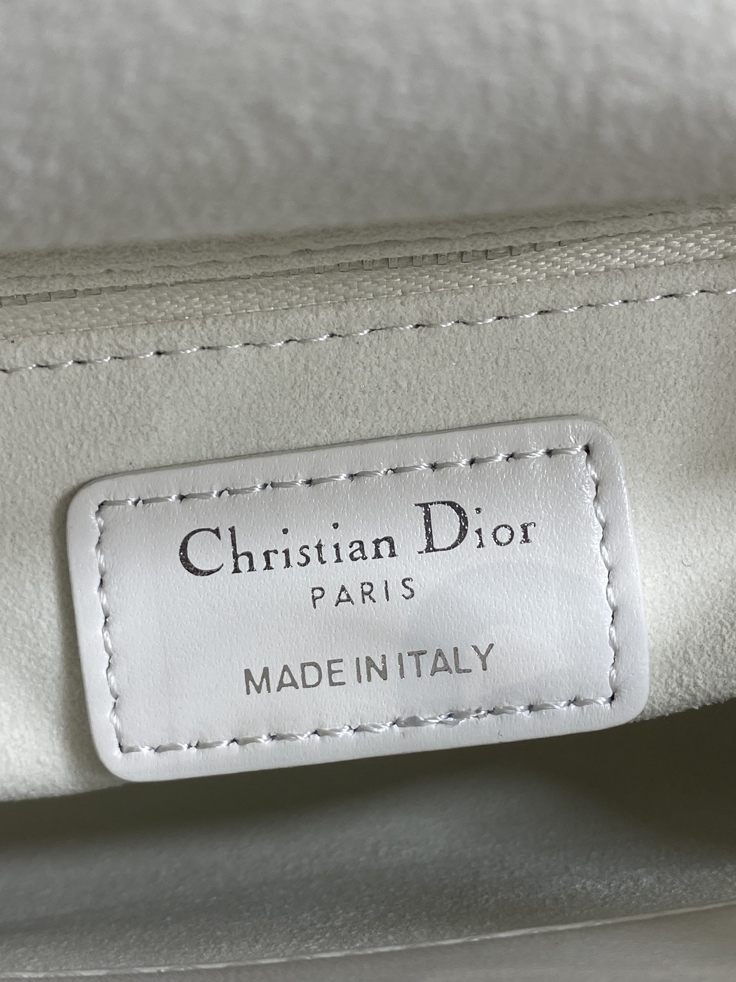 现货‼️Classic Lady最新蝴蝶结🎀戴妃包，人手一个必备的三格小包😍。迷人优雅又气场十足💃🏻，斜