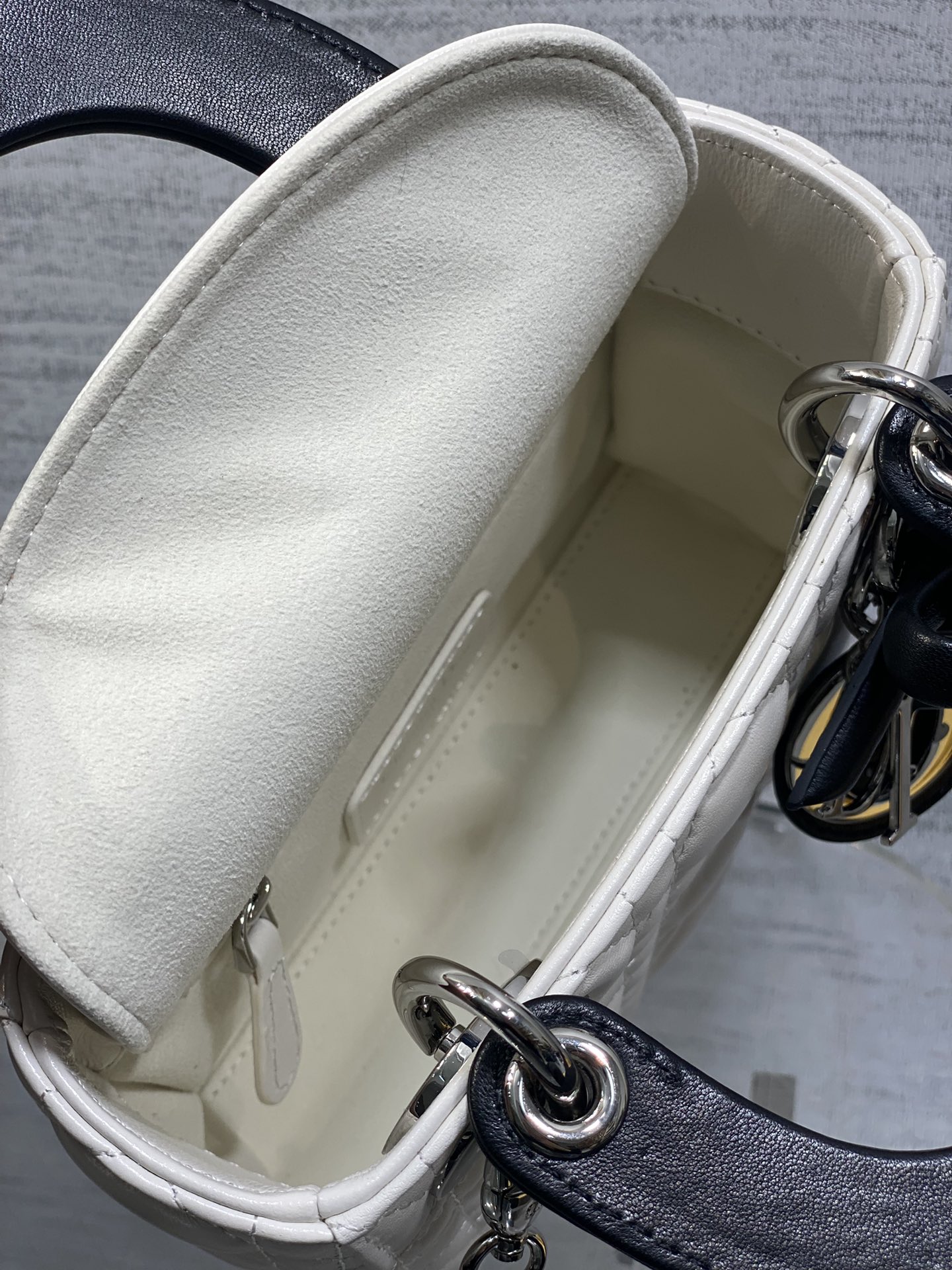 现货‼️Classic Lady最新蝴蝶结🎀戴妃包，人手一个必备的三格小包😍。迷人优雅又气场十足💃🏻，斜