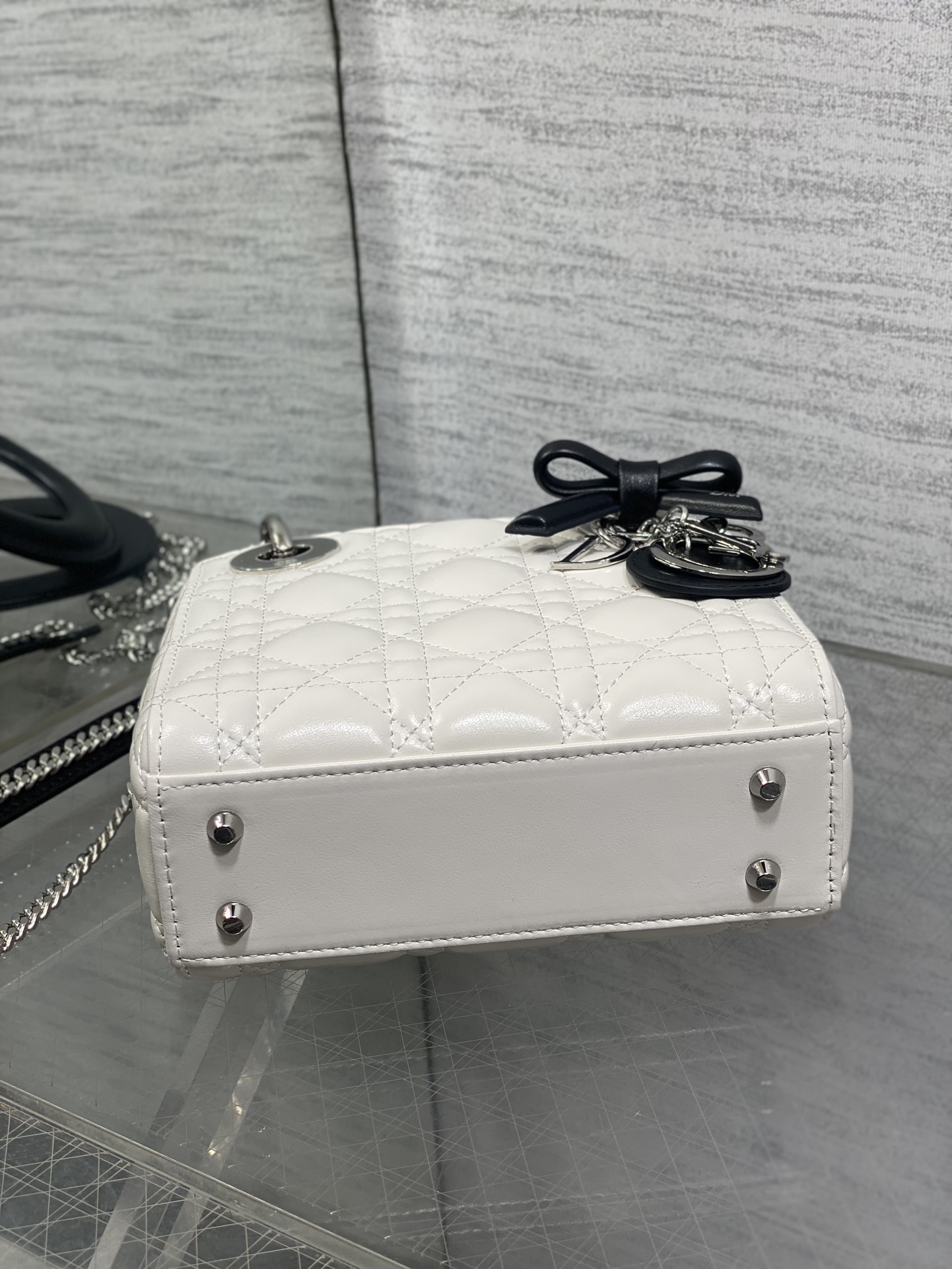 现货‼️Classic Lady最新蝴蝶结🎀戴妃包，人手一个必备的三格小包😍。迷人优雅又气场十足💃🏻，斜