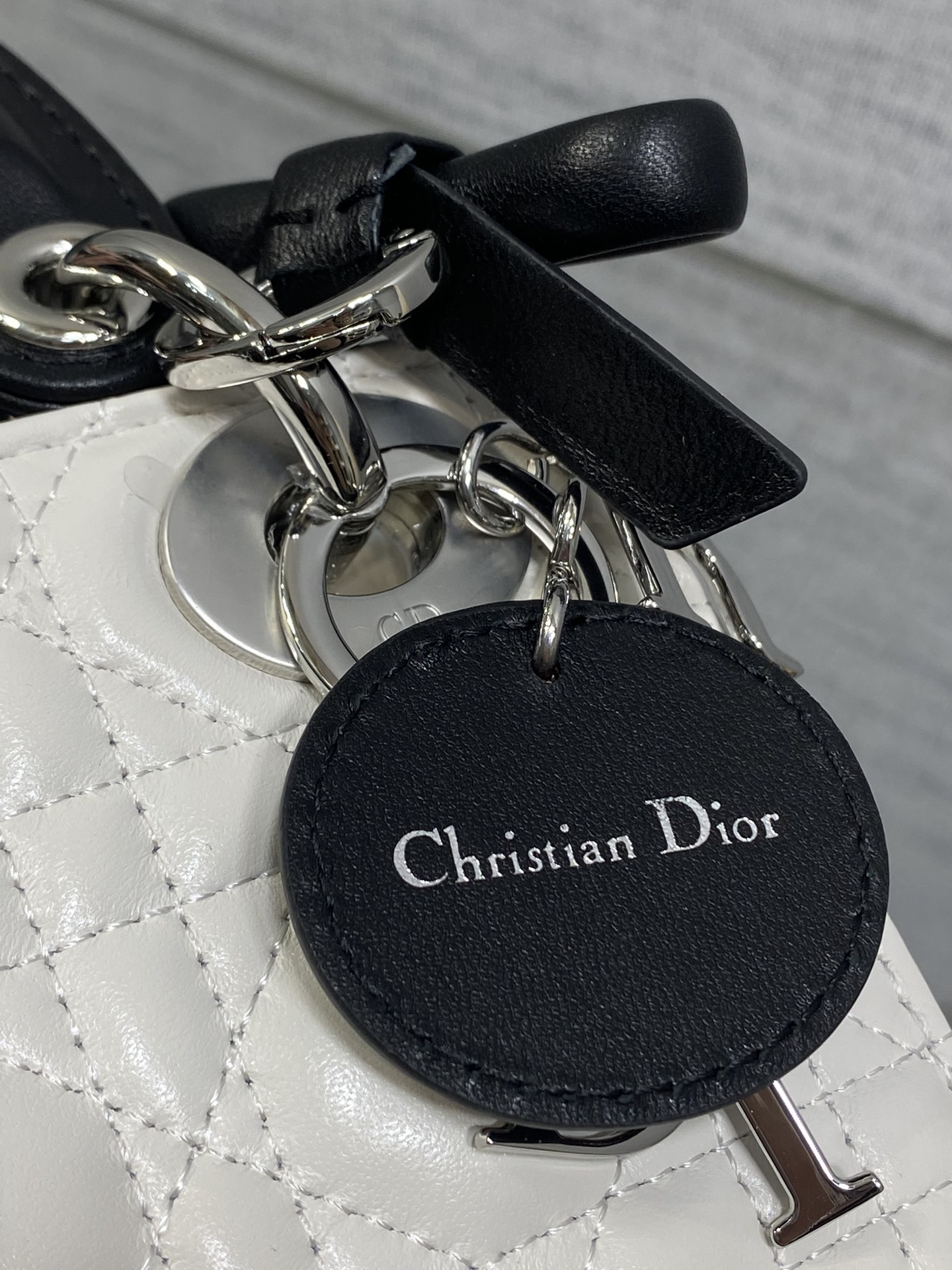 现货‼️Classic Lady最新蝴蝶结🎀戴妃包，人手一个必备的三格小包😍。迷人优雅又气场十足💃🏻，斜