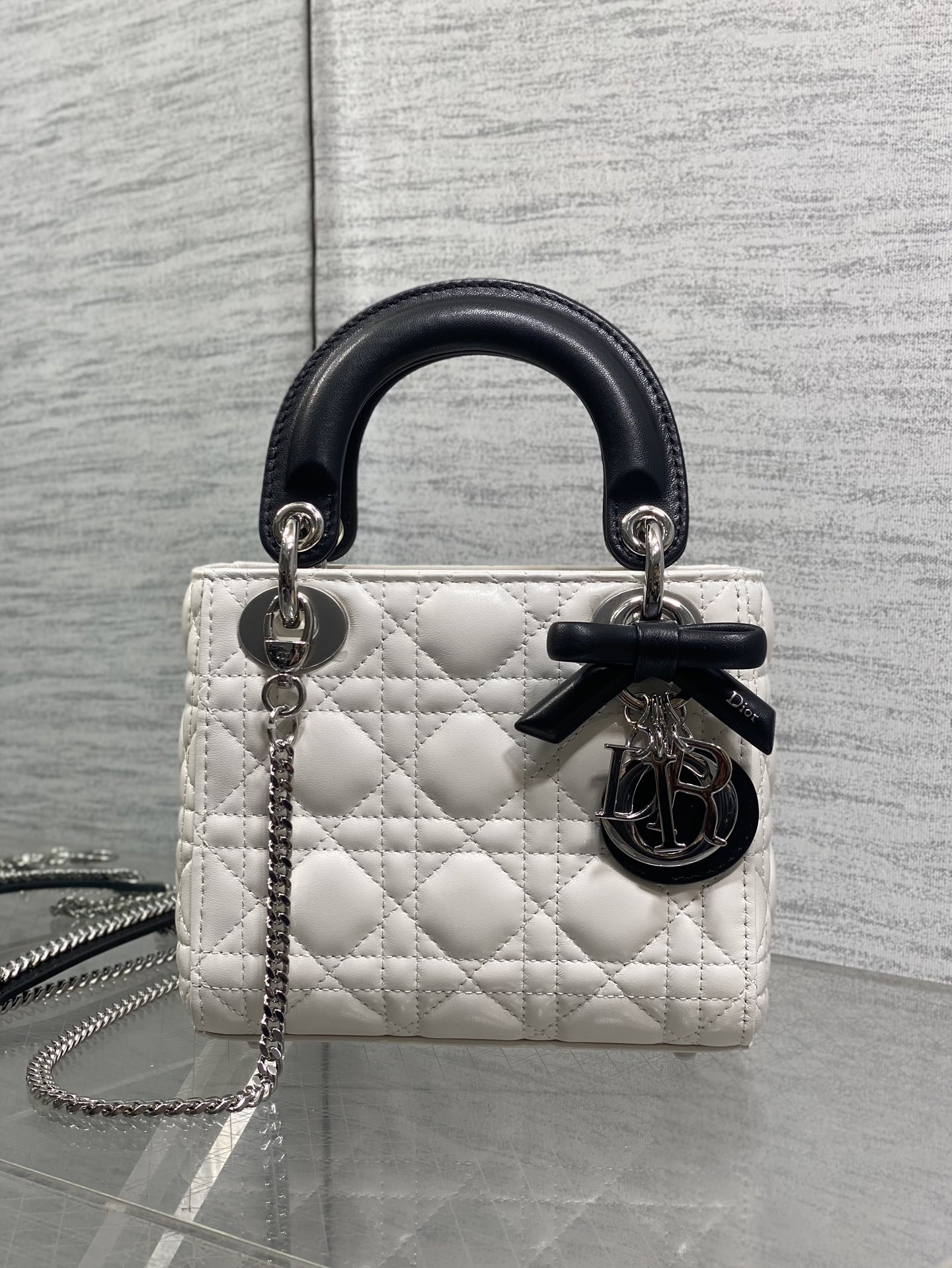 现货‼️Classic Lady最新蝴蝶结🎀戴妃包，人手一个必备的三格小包😍。迷人优雅又气场十足💃🏻，斜