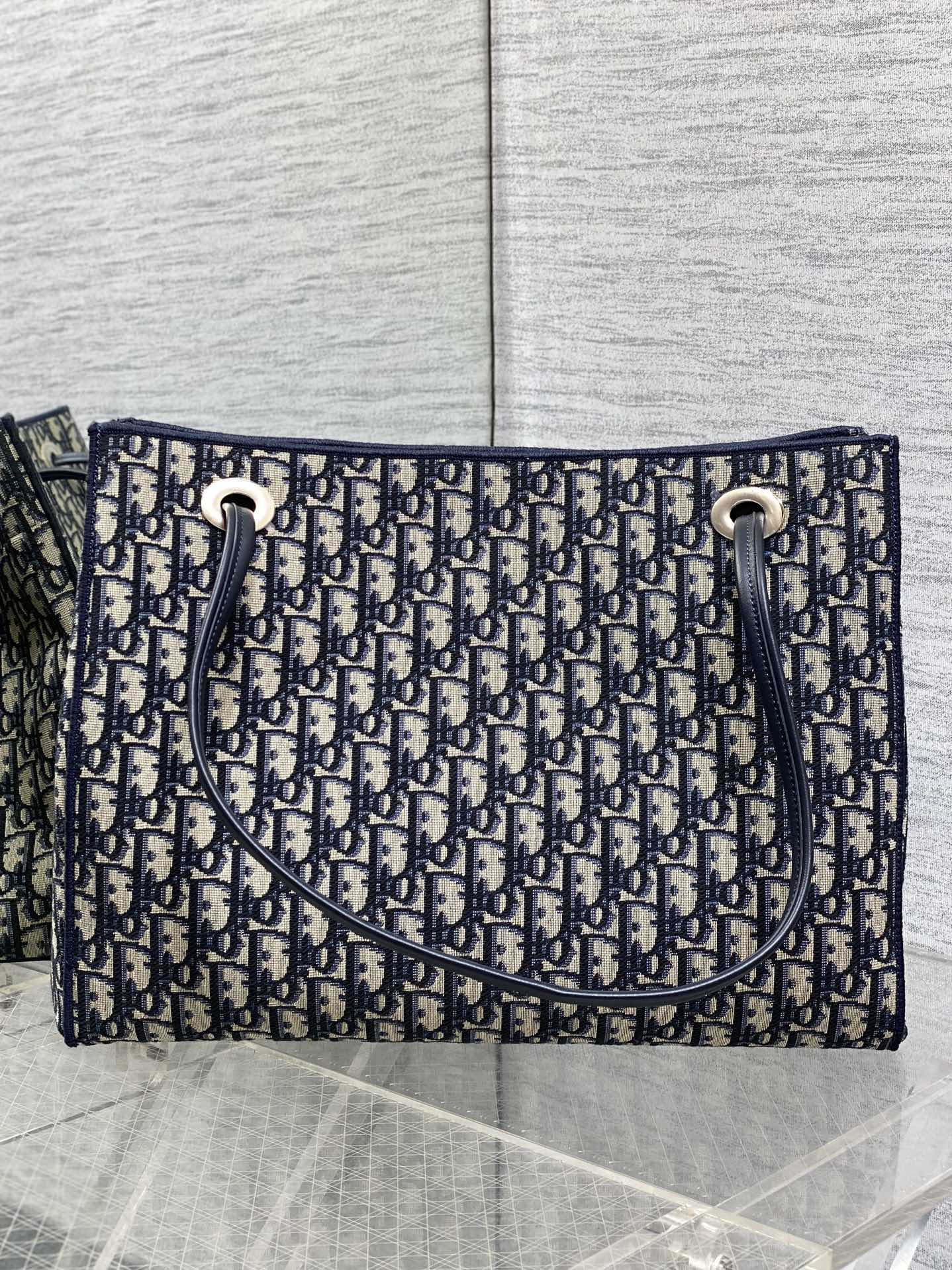 现货‼️Dior2026春夏新款老花蝴蝶结托特包，经典Oblique帆布+蝴蝶结点缀超优雅少女感，轻便自