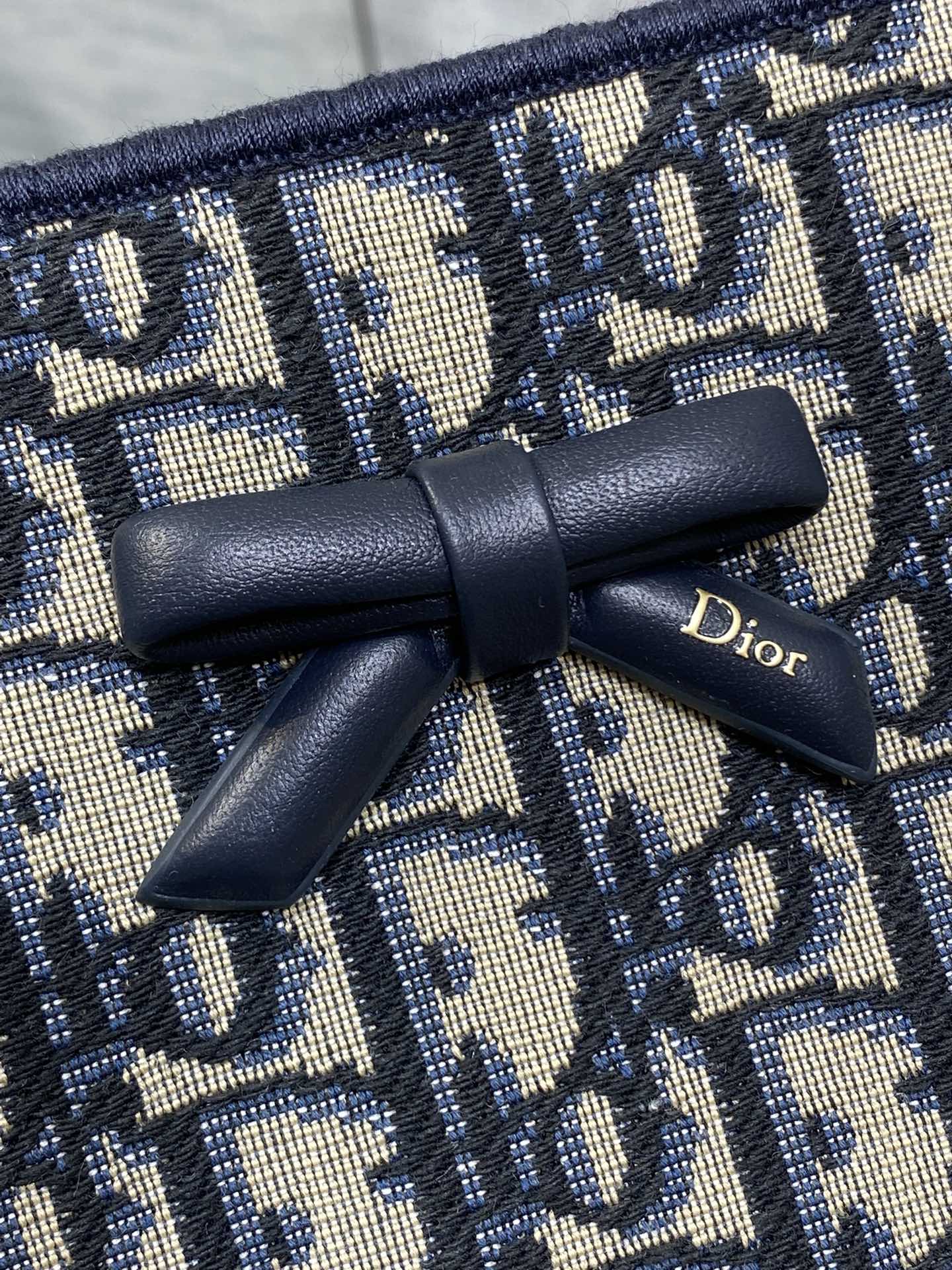 现货‼️Dior2026春夏新款老花蝴蝶结托特包，经典Oblique帆布+蝴蝶结点缀超优雅少女感，轻便自