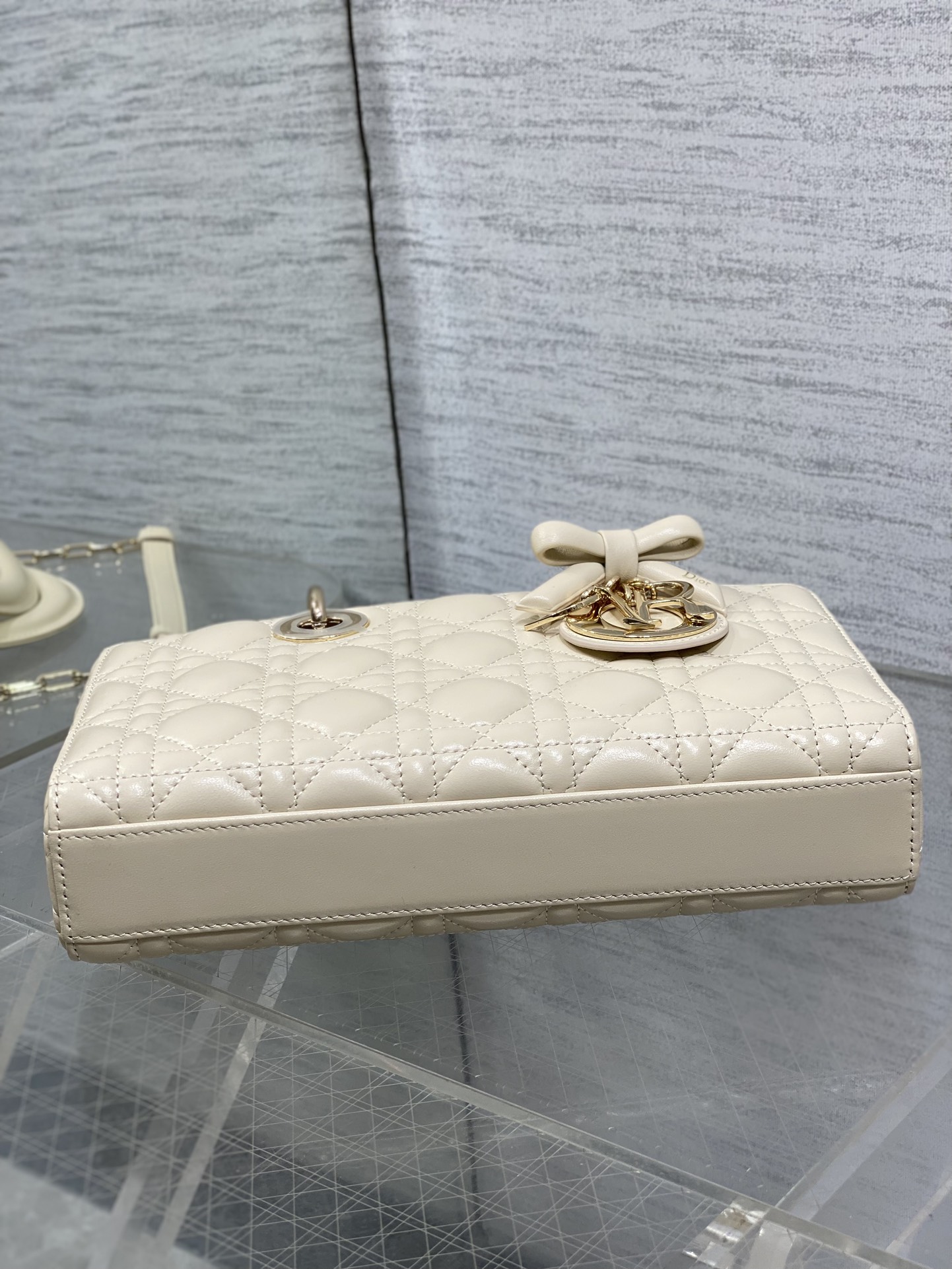 浅米色大号现货‼️最新蝴蝶结🎀D-joy强势回归，大爆款的节奏🔥，包包自带两条肩带，多种背法🙋🏻‍♀️，