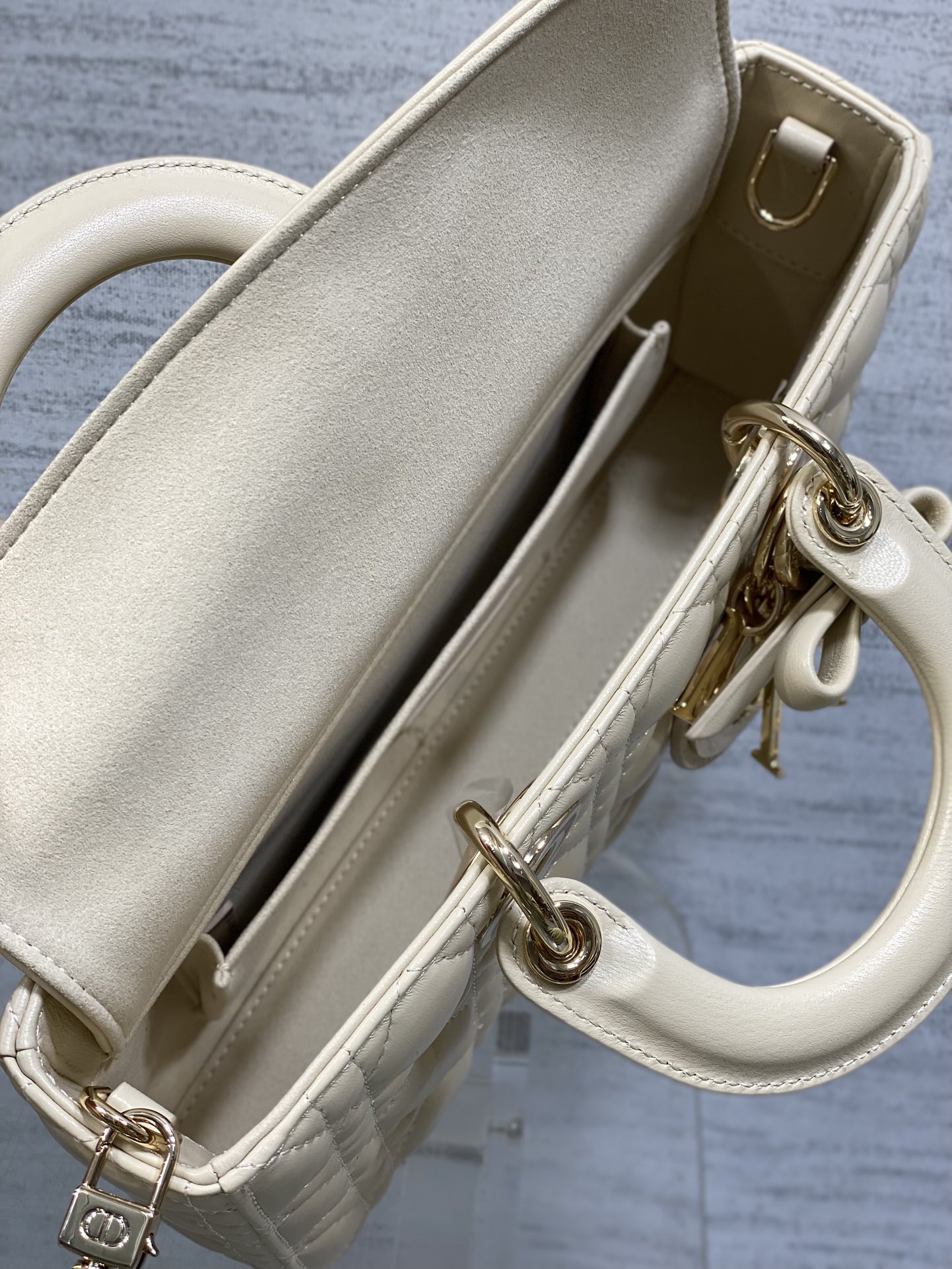 浅米色大号现货‼️最新蝴蝶结🎀D-joy强势回归，大爆款的节奏🔥，包包自带两条肩带，多种背法🙋🏻‍♀️，