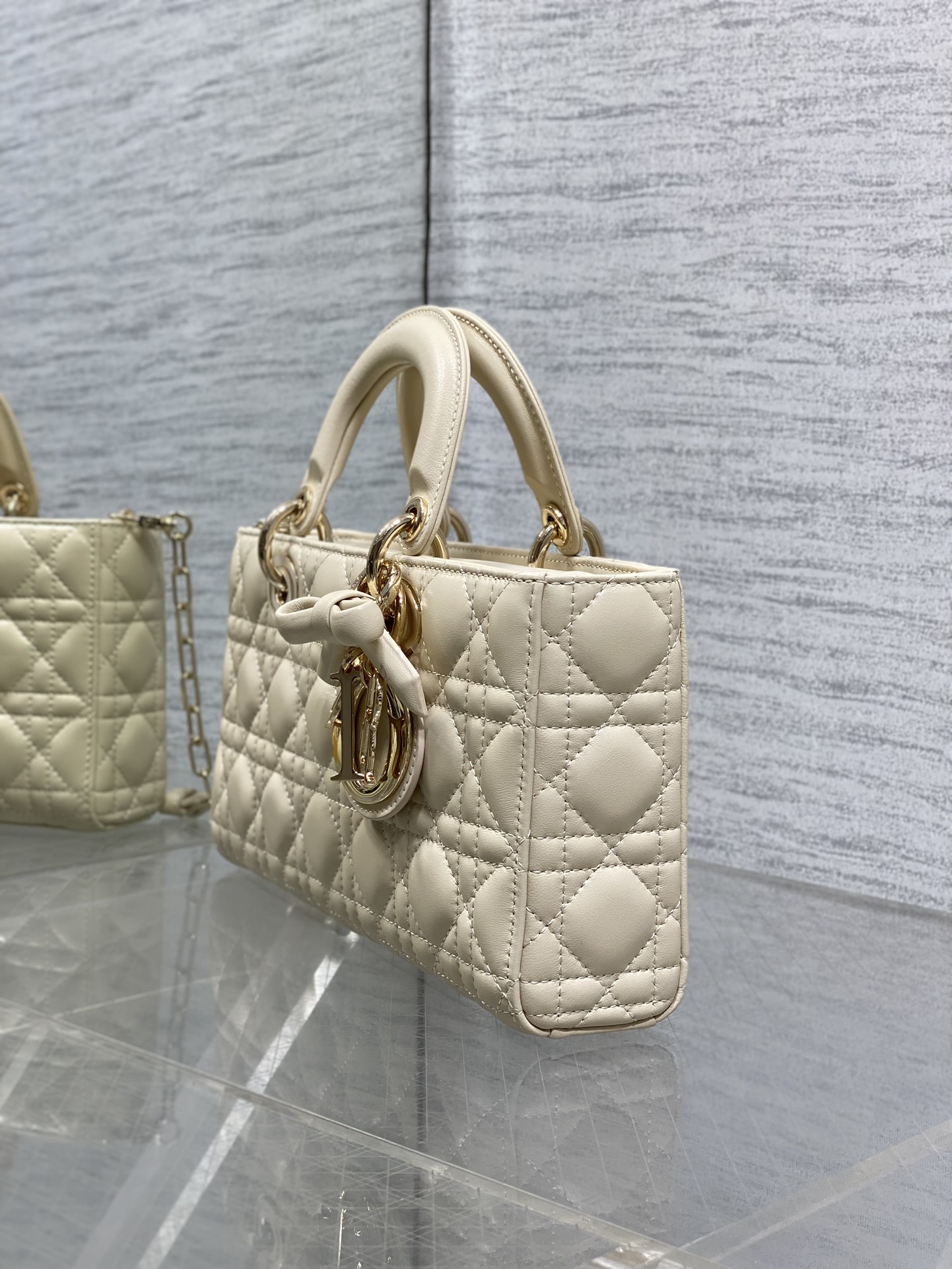 浅米色大号现货‼️最新蝴蝶结🎀D-joy强势回归，大爆款的节奏🔥，包包自带两条肩带，多种背法🙋🏻‍♀️，