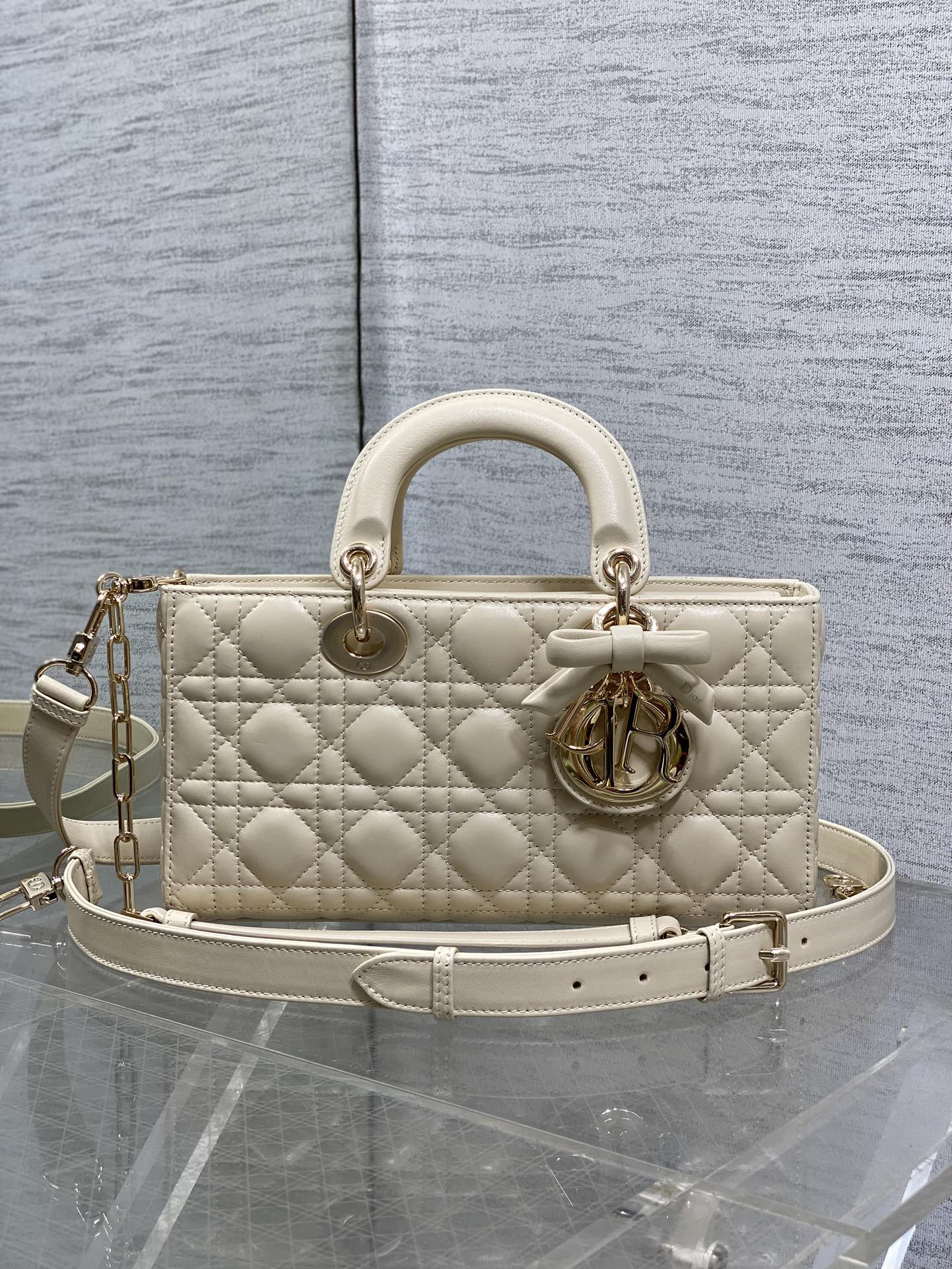 浅米色大号现货‼️最新蝴蝶结🎀D-joy强势回归，大爆款的节奏🔥，包包自带两条肩带，多种背法🙋🏻‍♀️，