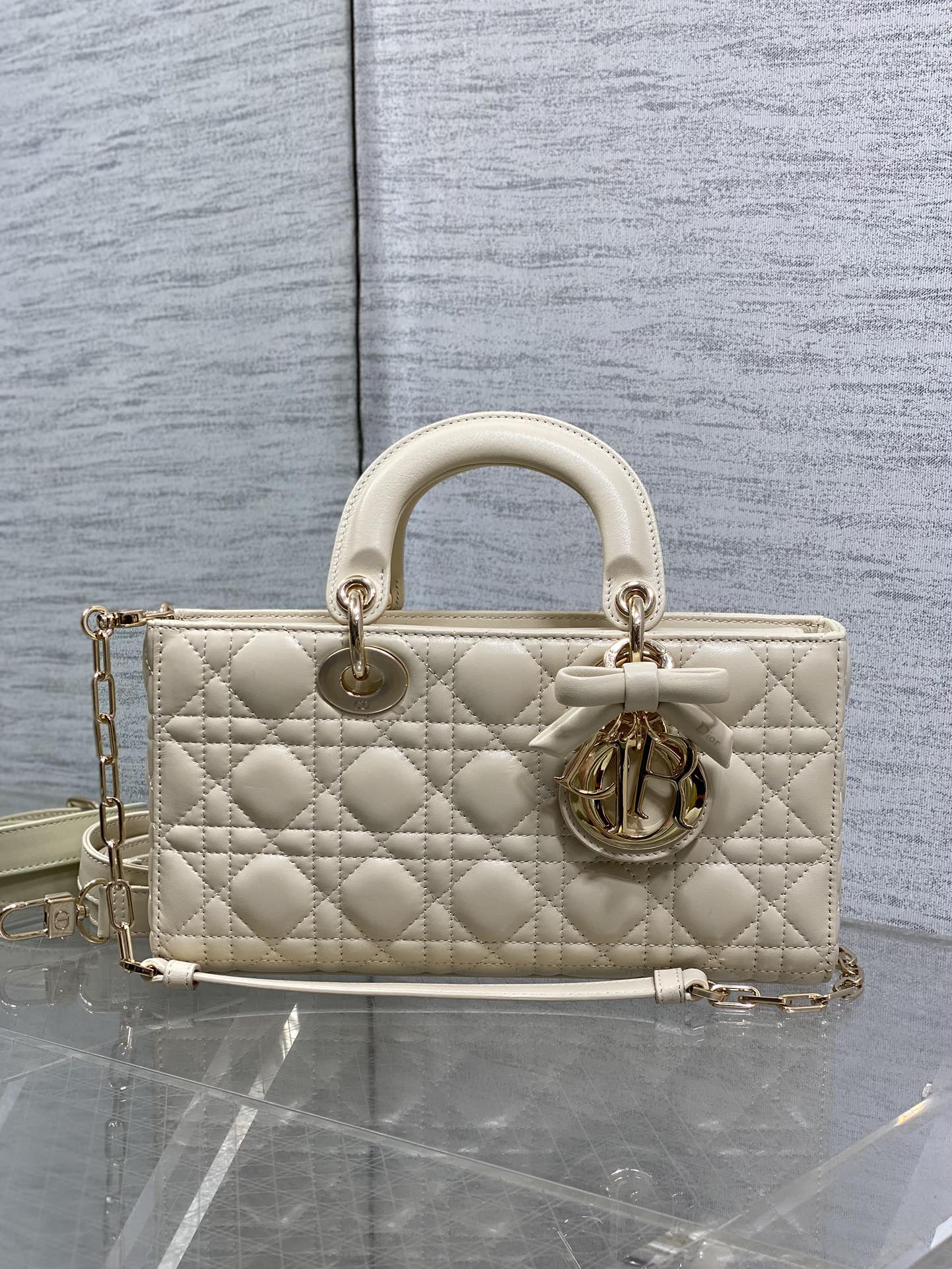 浅米色大号现货‼️最新蝴蝶结🎀D-joy强势回归，大爆款的节奏🔥，包包自带两条肩带，多种背法🙋🏻‍♀️，