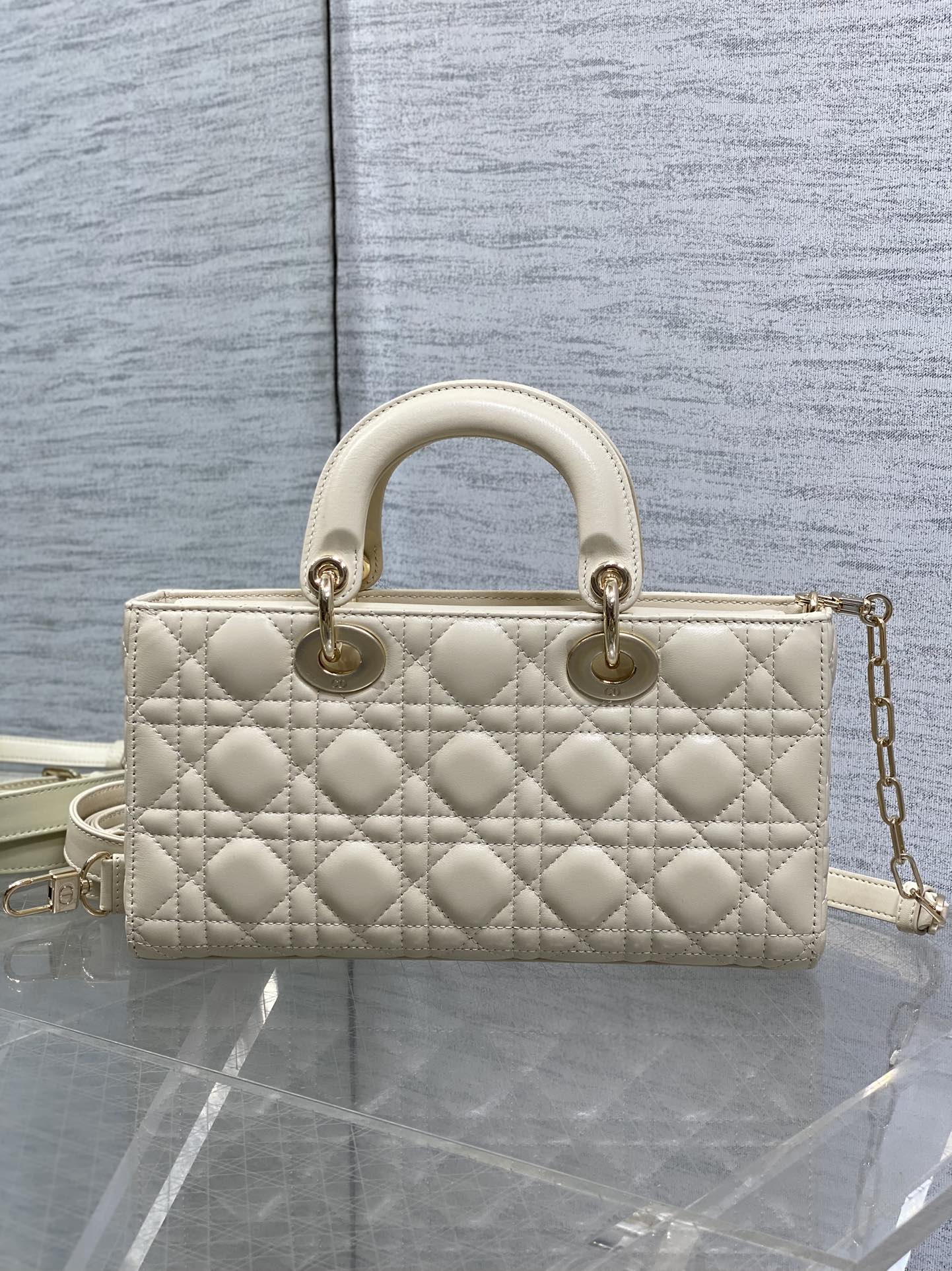 浅米色大号现货‼️最新蝴蝶结🎀D-joy强势回归，大爆款的节奏🔥，包包自带两条肩带，多种背法🙋🏻‍♀️，