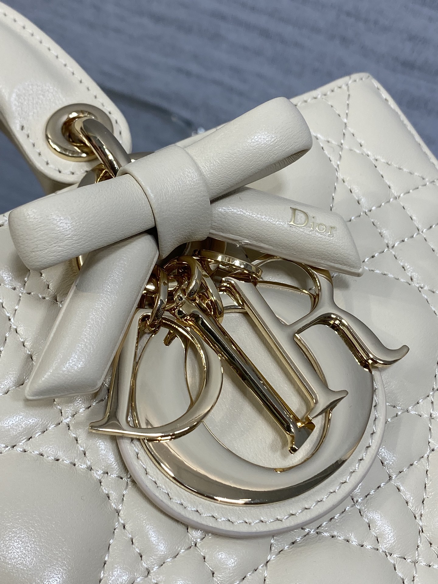 浅米色大号现货‼️最新蝴蝶结🎀D-joy强势回归，大爆款的节奏🔥，包包自带两条肩带，多种背法🙋🏻‍♀️，