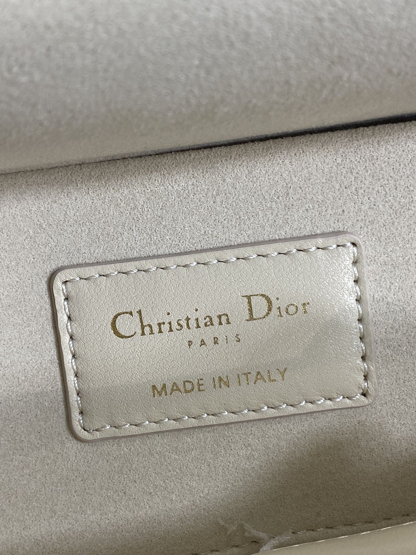 浅米色大号现货‼️最新蝴蝶结🎀D-joy强势回归，大爆款的节奏🔥，包包自带两条肩带，多种背法🙋🏻‍♀️，