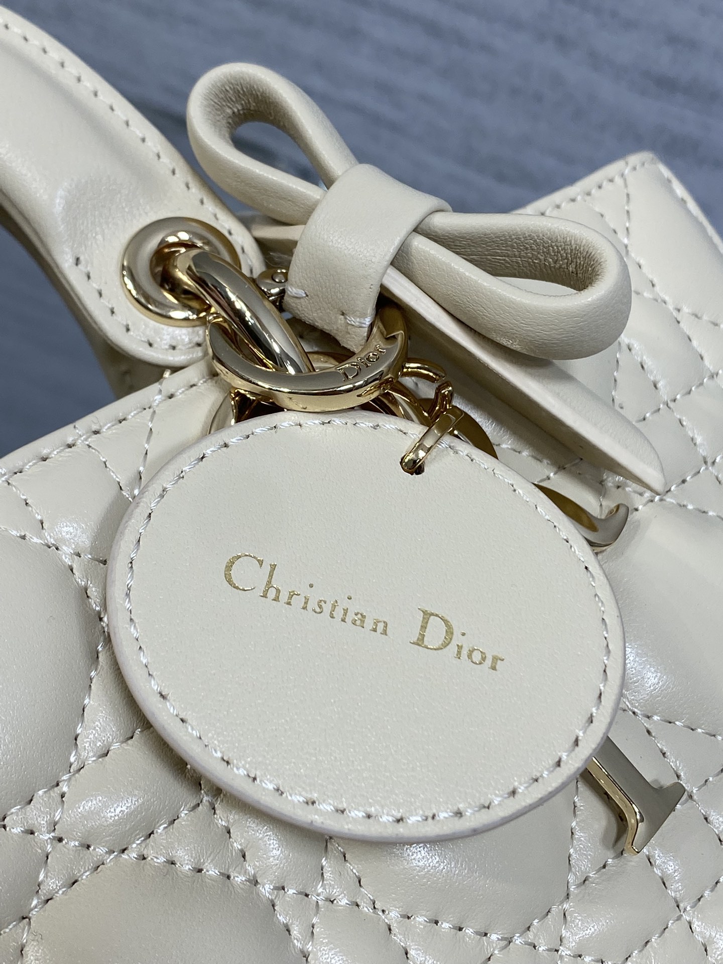 浅米色大号现货‼️最新蝴蝶结🎀D-joy强势回归，大爆款的节奏🔥，包包自带两条肩带，多种背法🙋🏻‍♀️，