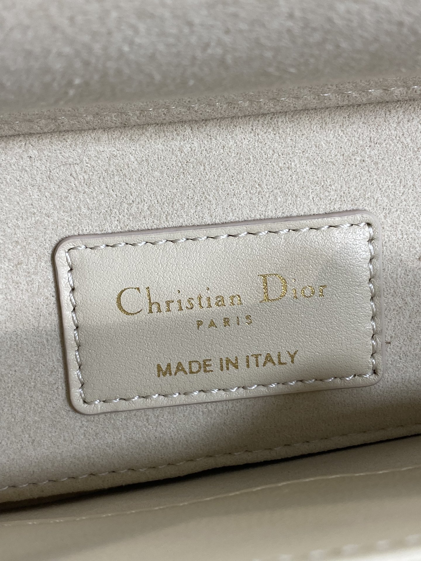 浅米色现货‼️D-joy小号系列最新蝴蝶结🎀五金，新出的尺寸更小巧，更显得精致，大爆款的节奏🔥，包包自带