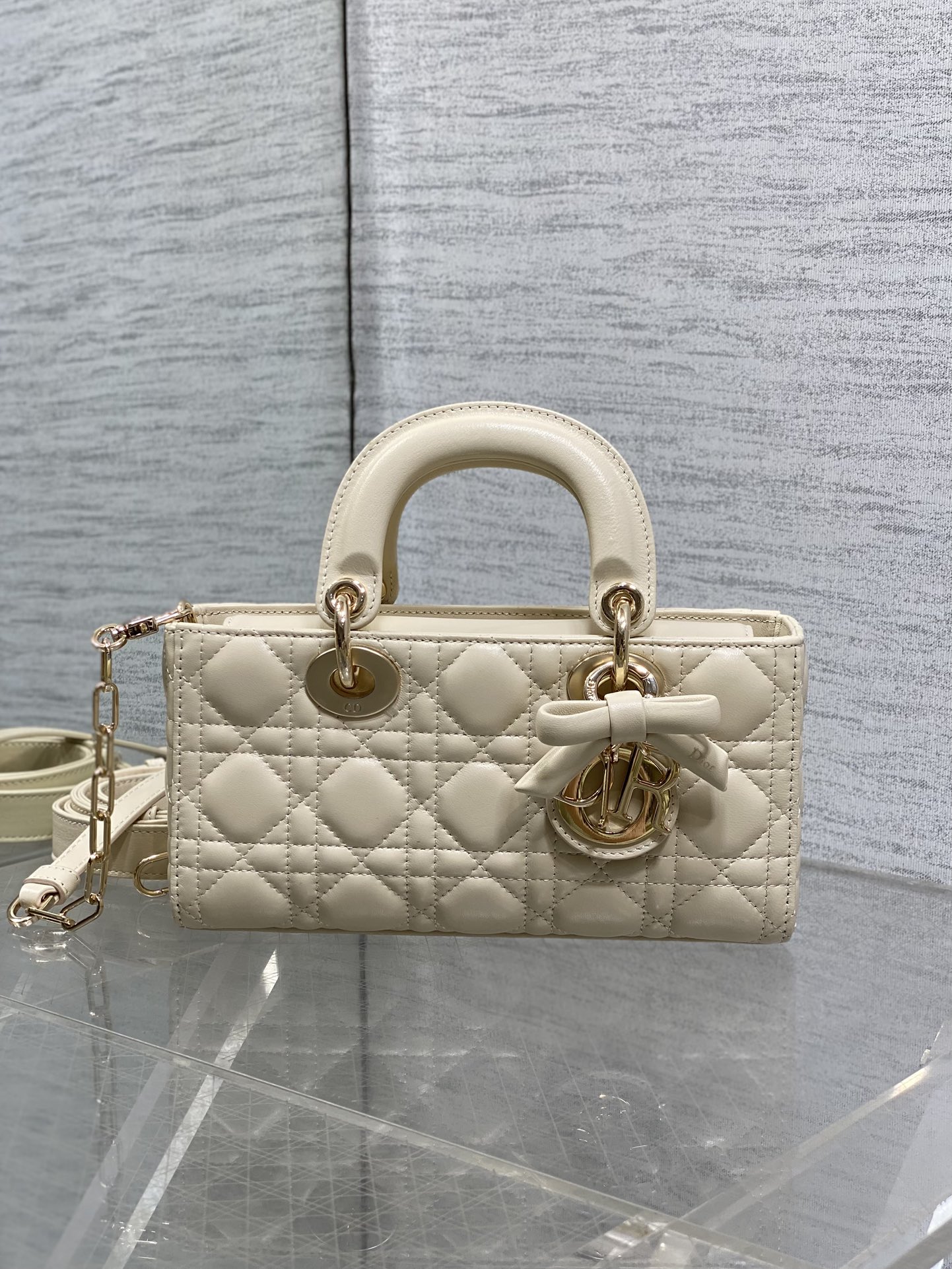 浅米色现货‼️D-joy小号系列最新蝴蝶结🎀五金，新出的尺寸更小巧，更显得精致，大爆款的节奏🔥，包包自带