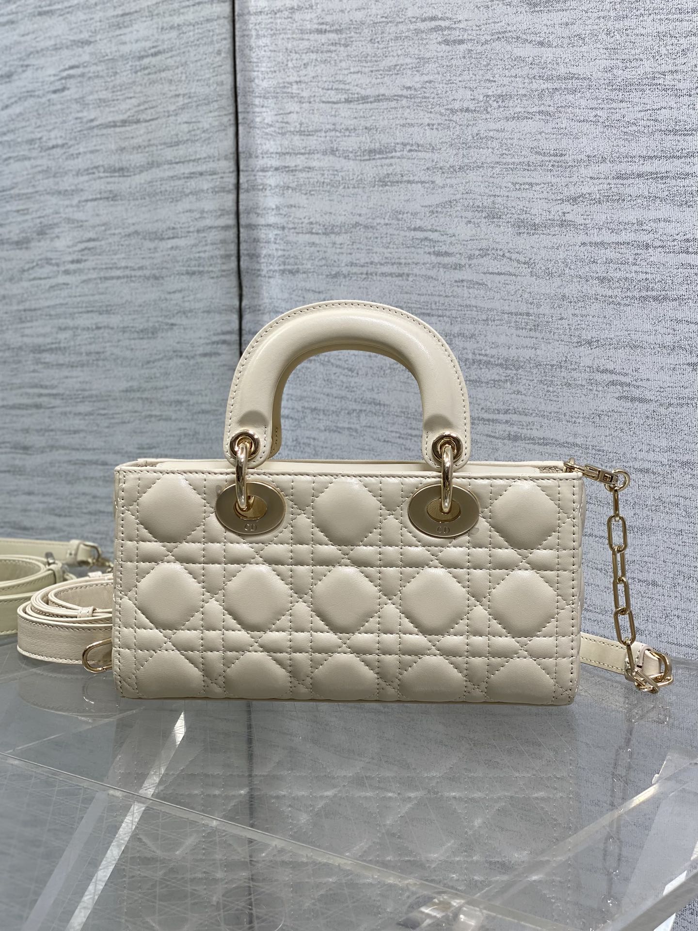 浅米色现货‼️D-joy小号系列最新蝴蝶结🎀五金，新出的尺寸更小巧，更显得精致，大爆款的节奏🔥，包包自带