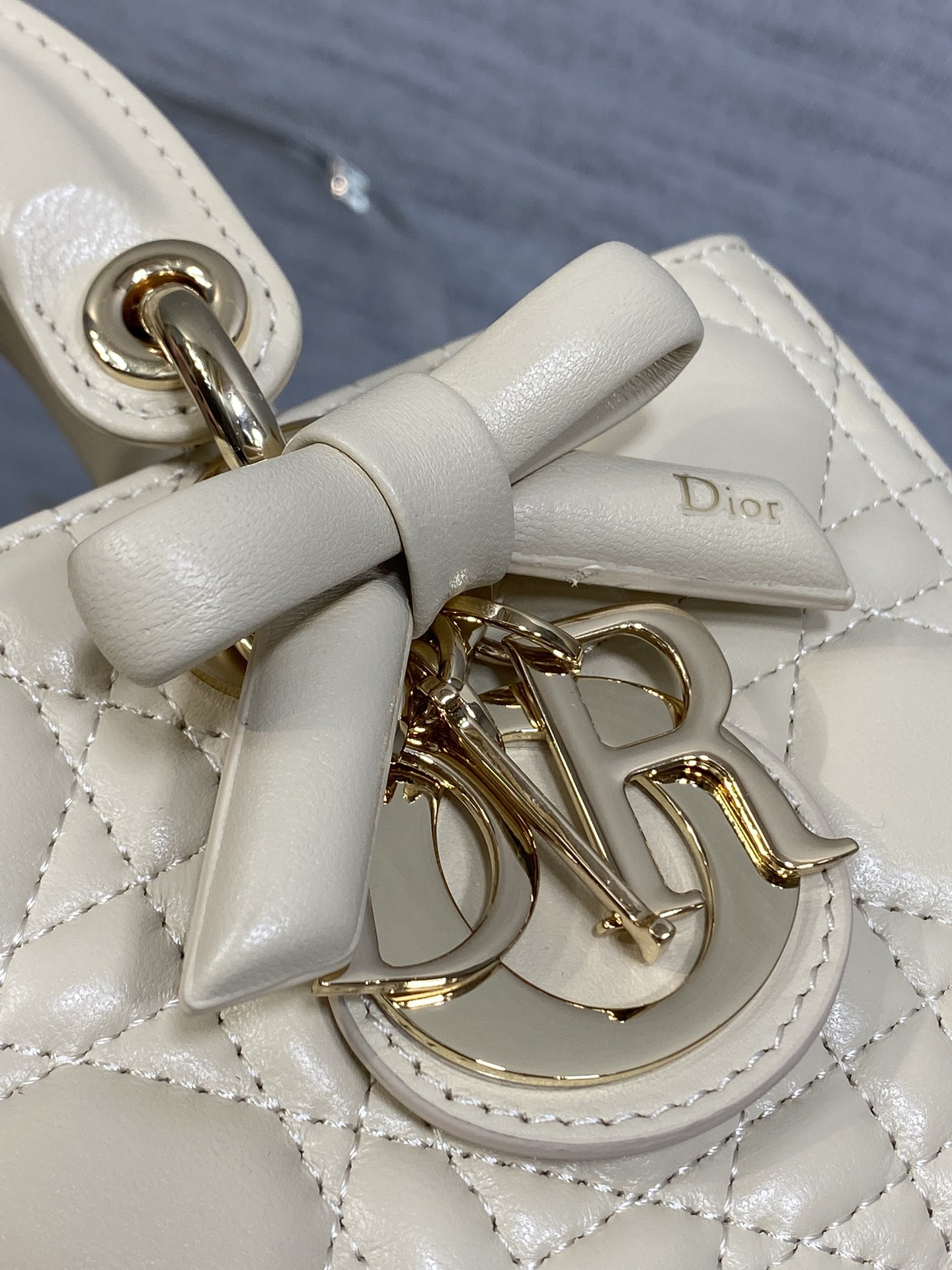 浅米色现货‼️D-joy小号系列最新蝴蝶结🎀五金，新出的尺寸更小巧，更显得精致，大爆款的节奏🔥，包包自带