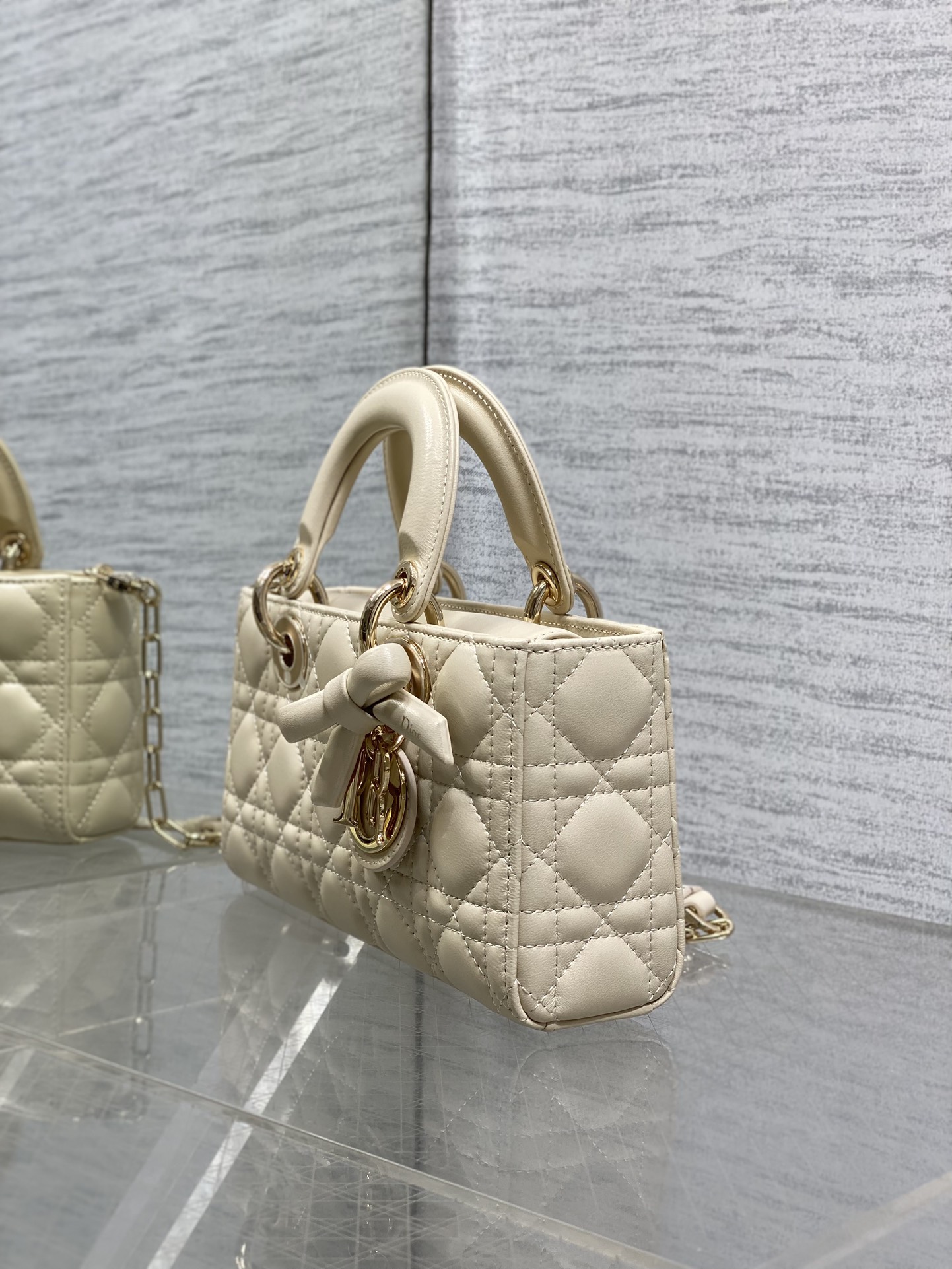 浅米色现货‼️D-joy小号系列最新蝴蝶结🎀五金，新出的尺寸更小巧，更显得精致，大爆款的节奏🔥，包包自带