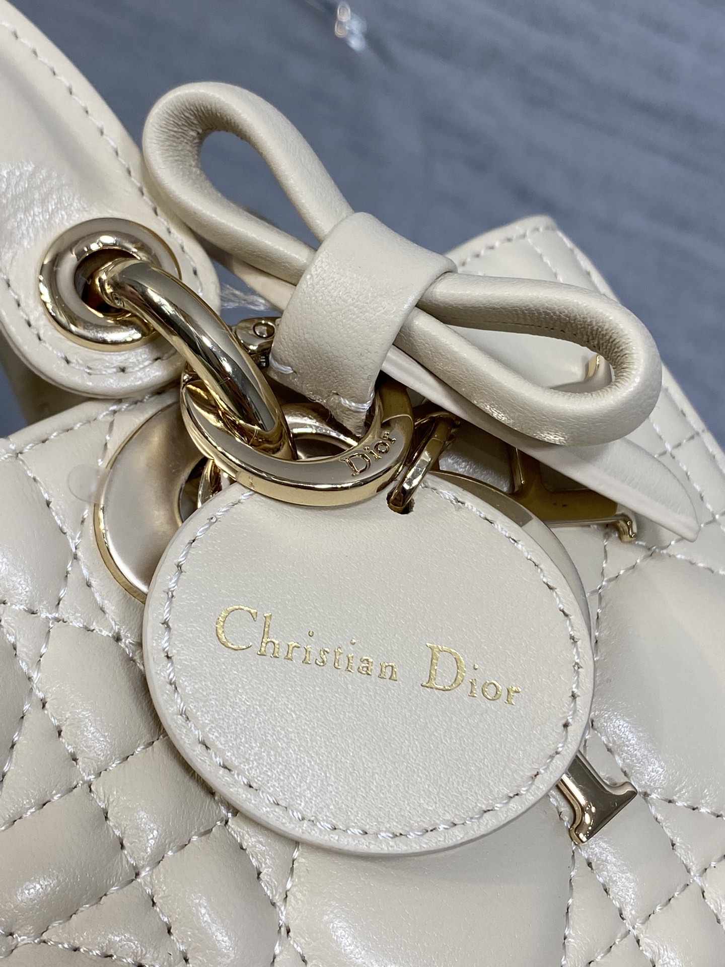 浅米色现货‼️D-joy小号系列最新蝴蝶结🎀五金，新出的尺寸更小巧，更显得精致，大爆款的节奏🔥，包包自带