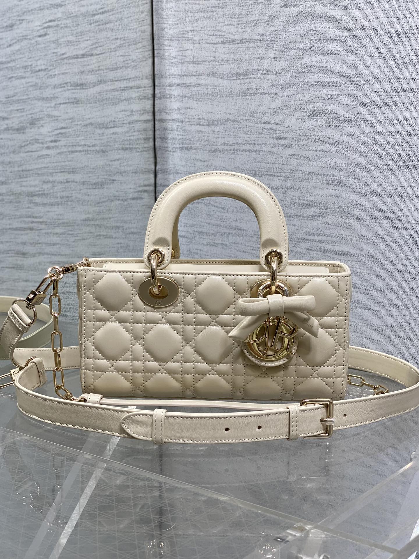 浅米色现货‼️D-joy小号系列最新蝴蝶结🎀五金，新出的尺寸更小巧，更显得精致，大爆款的节奏🔥，包包自带