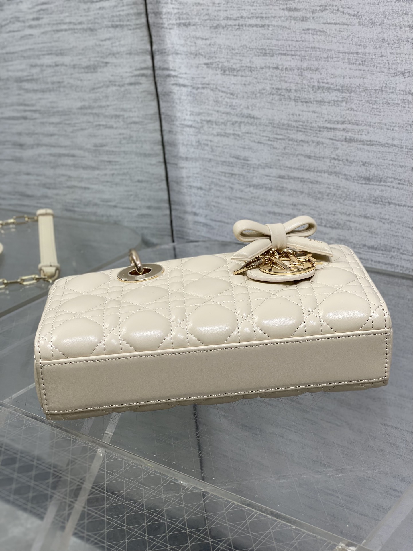 浅米色现货‼️D-joy小号系列最新蝴蝶结🎀五金，新出的尺寸更小巧，更显得精致，大爆款的节奏🔥，包包自带