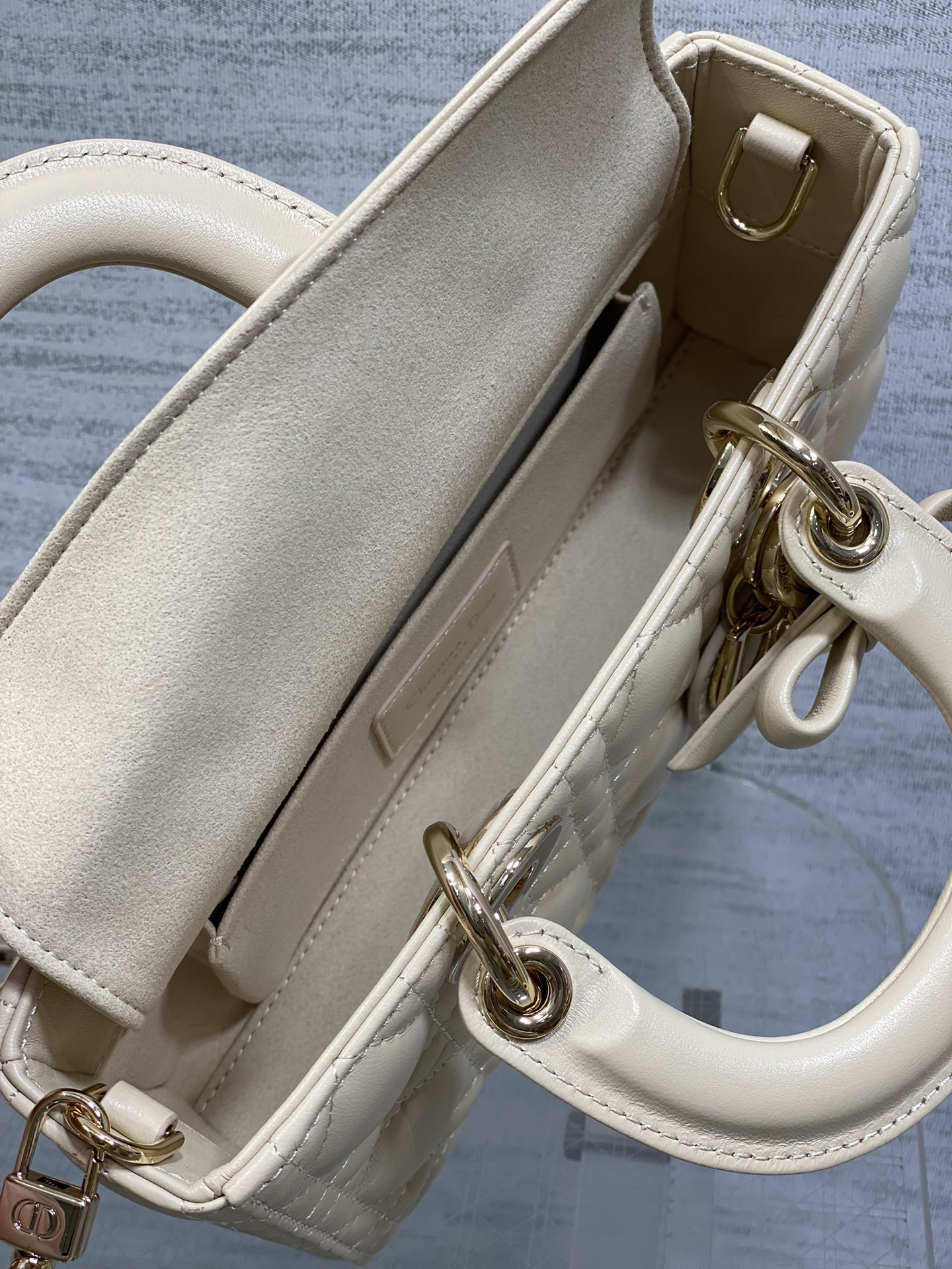 浅米色现货‼️D-joy小号系列最新蝴蝶结🎀五金，新出的尺寸更小巧，更显得精致，大爆款的节奏🔥，包包自带