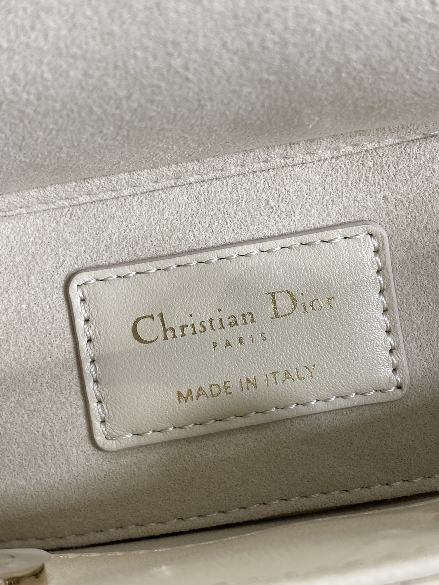 浅米色现货‼️D-joy最新mini蝴蝶结🎀系列，说micro太小，小号太大的宝贝们都看过来，新出的mi