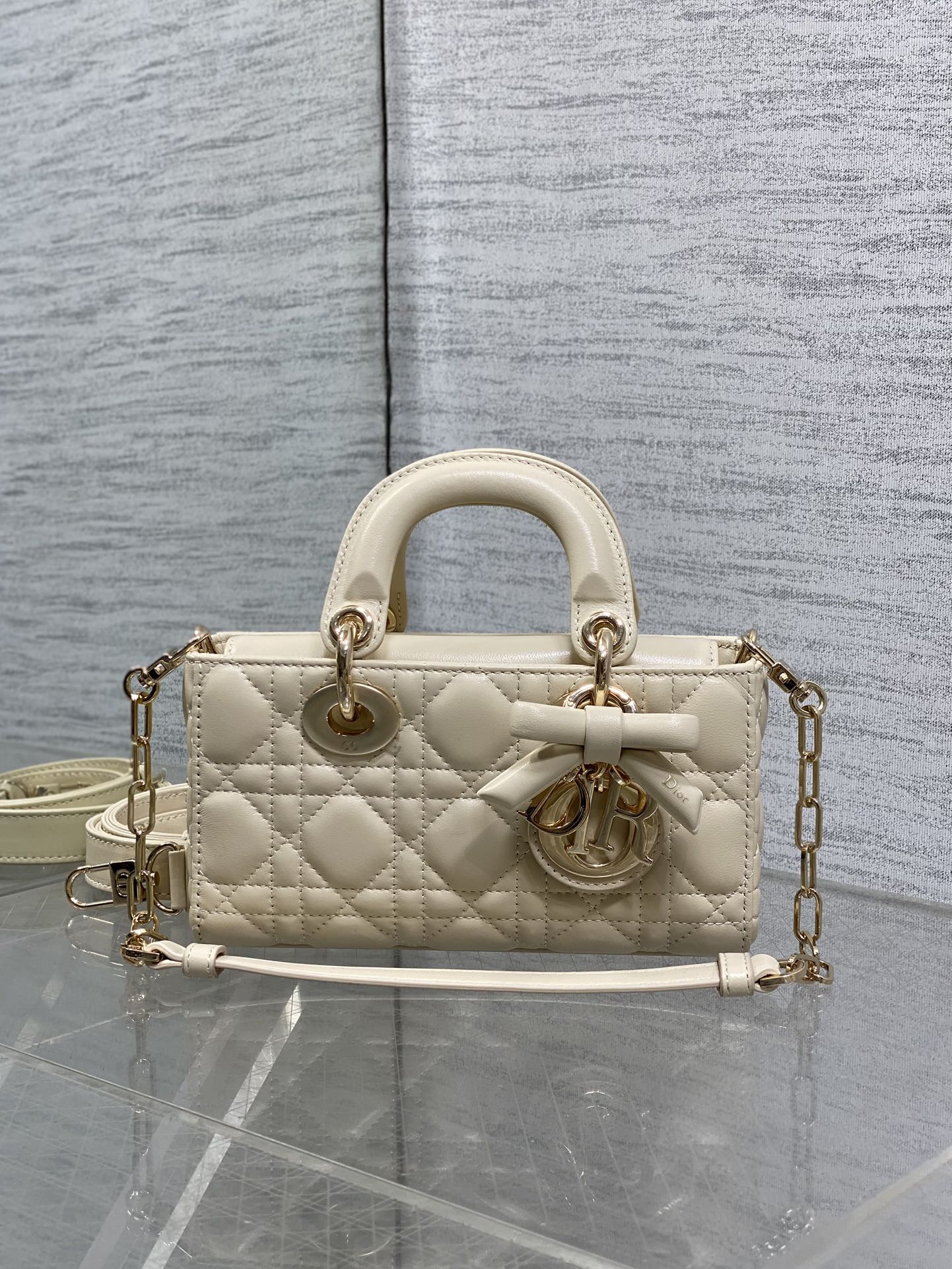 浅米色现货‼️D-joy最新mini蝴蝶结🎀系列，说micro太小，小号太大的宝贝们都看过来，新出的mi