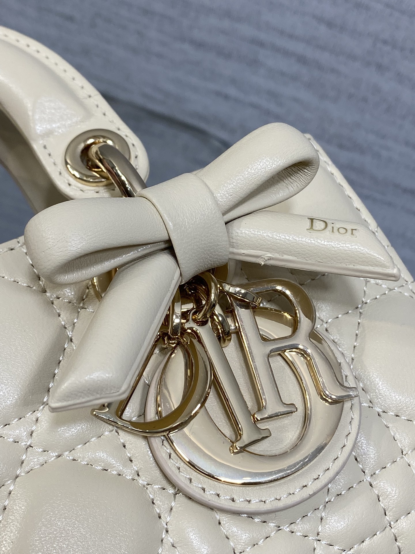 浅米色现货‼️D-joy最新mini蝴蝶结🎀系列，说micro太小，小号太大的宝贝们都看过来，新出的mi