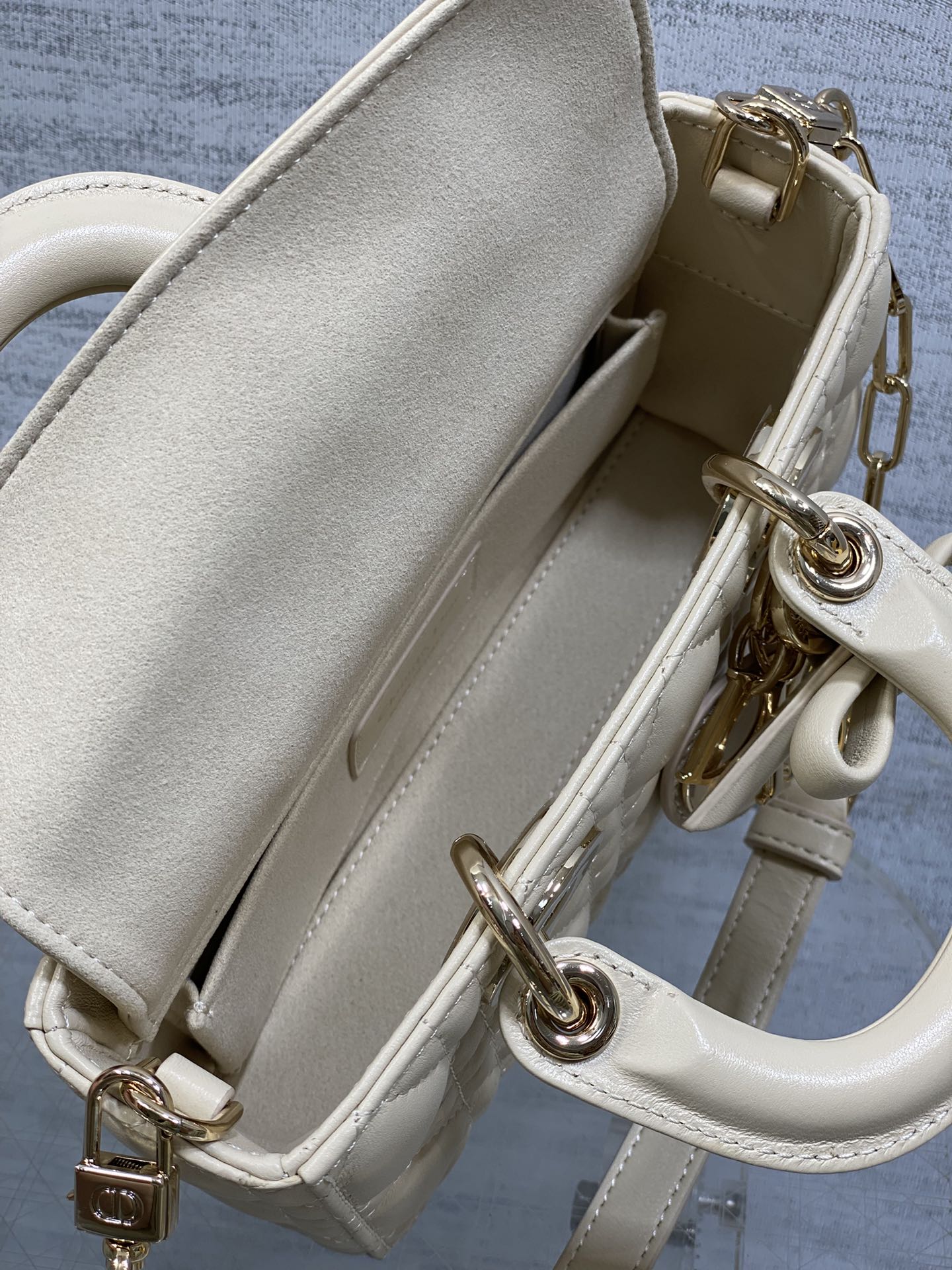 浅米色现货‼️D-joy最新mini蝴蝶结🎀系列，说micro太小，小号太大的宝贝们都看过来，新出的mi