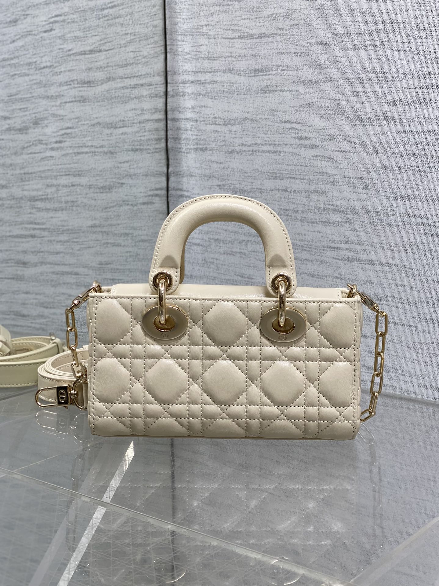 浅米色现货‼️D-joy最新mini蝴蝶结🎀系列，说micro太小，小号太大的宝贝们都看过来，新出的mi