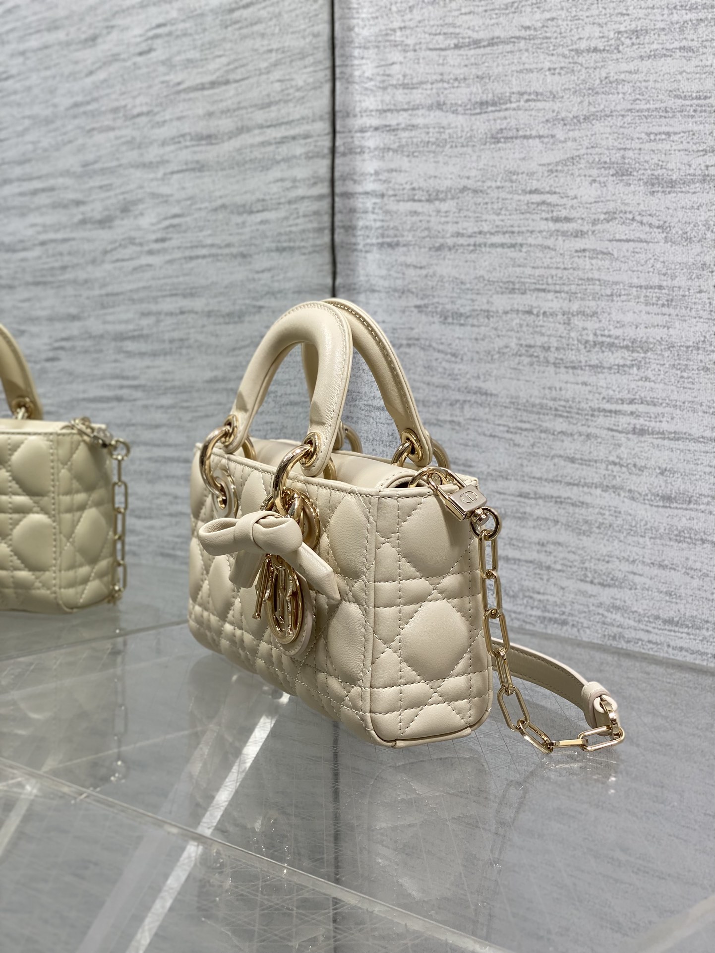 浅米色现货‼️D-joy最新mini蝴蝶结🎀系列，说micro太小，小号太大的宝贝们都看过来，新出的mi