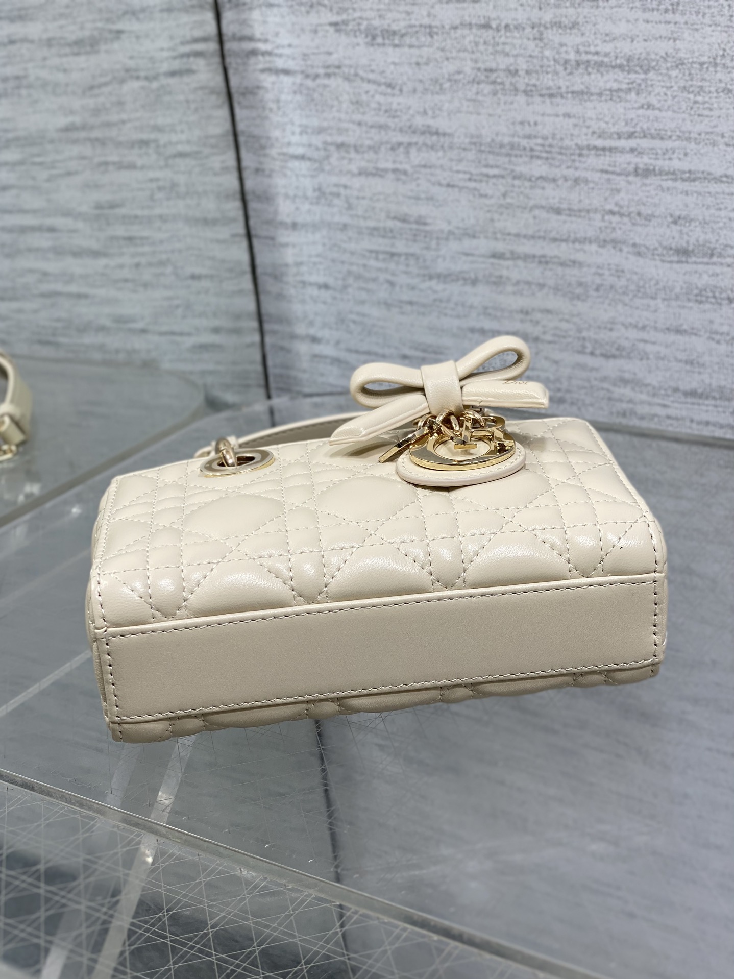 浅米色迷你现货‼️D-Joy bag最新蝴蝶结🎀羊皮2026款时尚果然就是轮回，回归了一把中古戴妃长方包