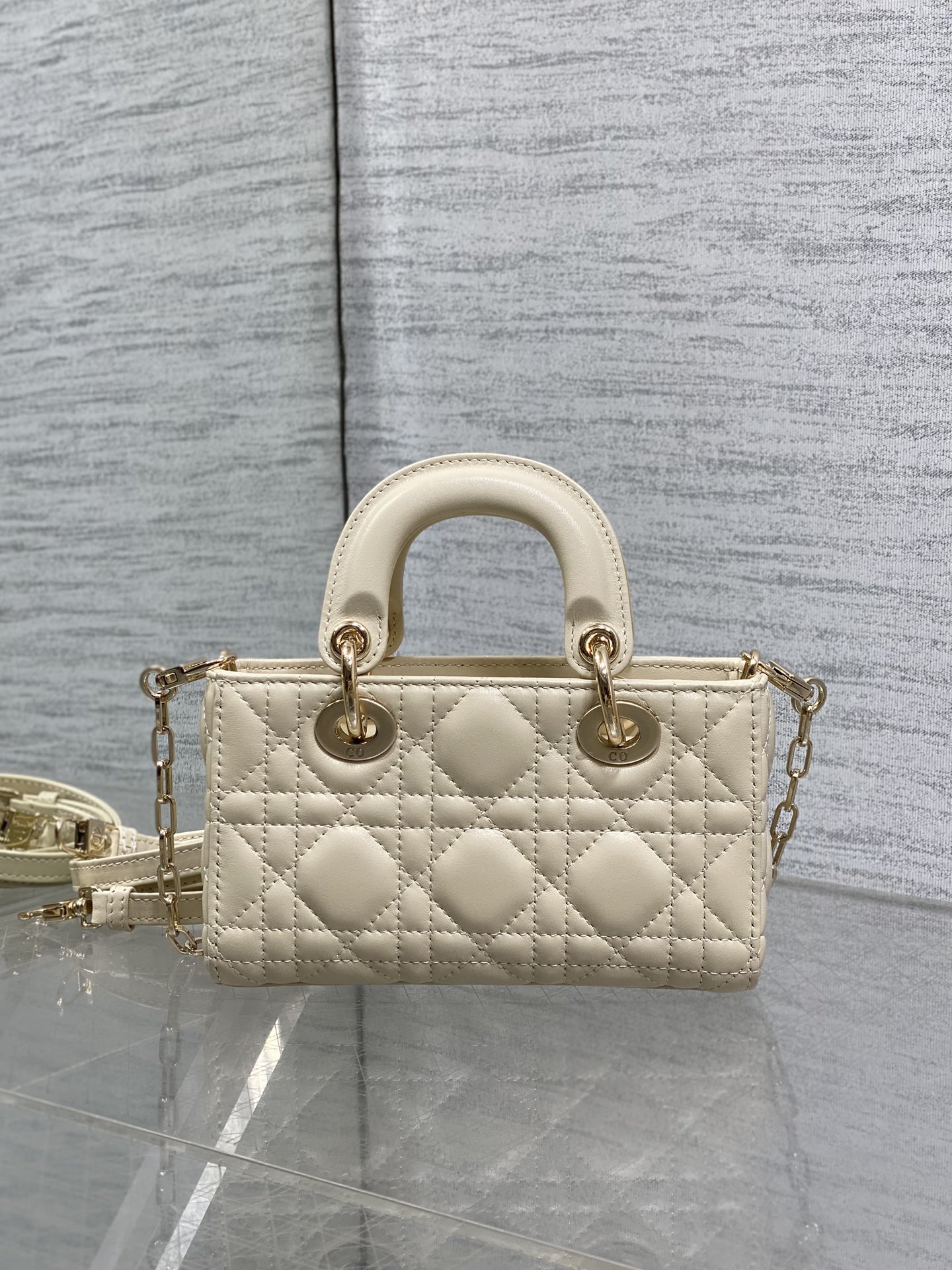 浅米色迷你现货‼️D-Joy bag最新蝴蝶结🎀羊皮2026款时尚果然就是轮回，回归了一把中古戴妃长方包