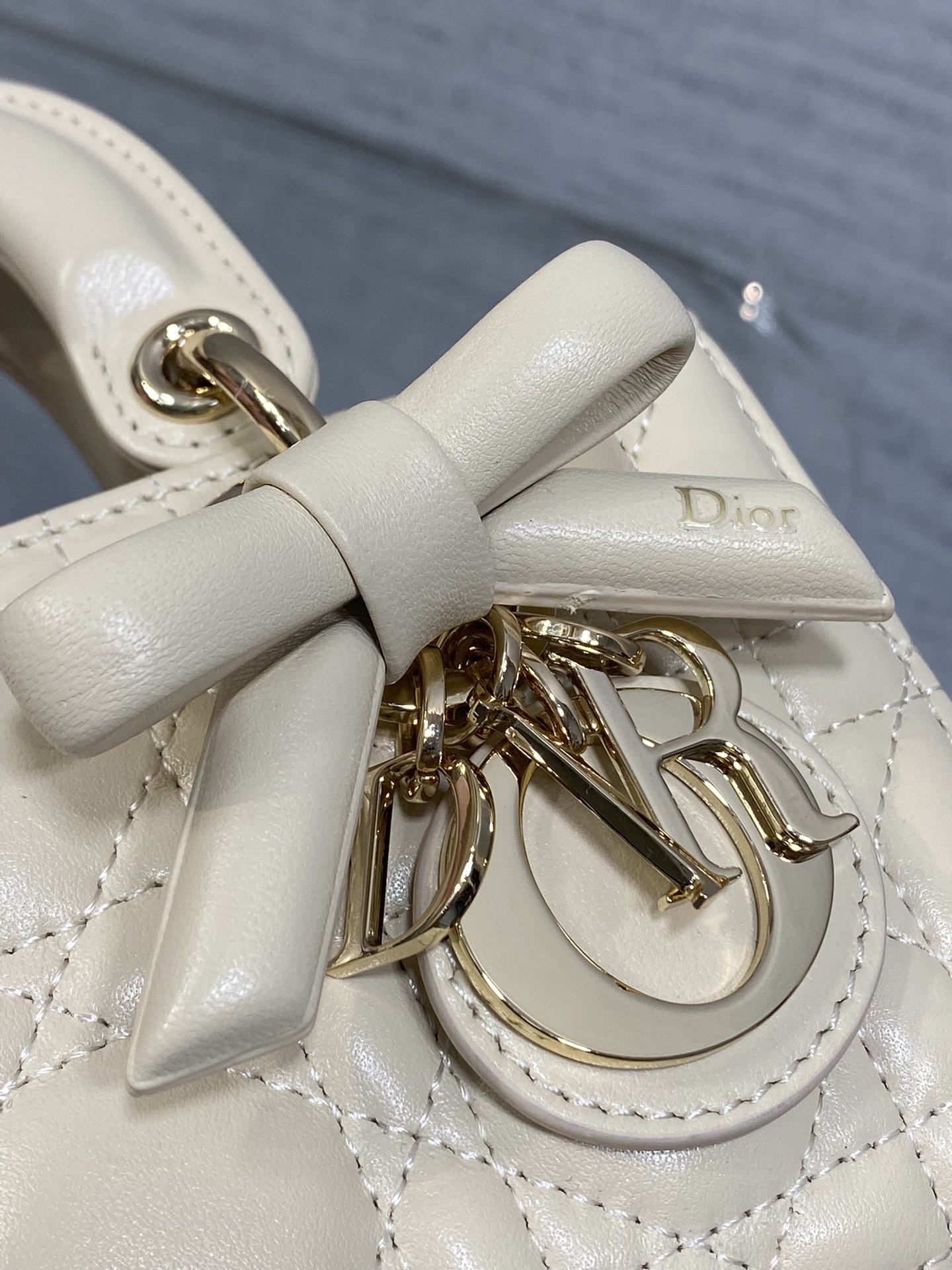 浅米色迷你现货‼️D-Joy bag最新蝴蝶结🎀羊皮2026款时尚果然就是轮回，回归了一把中古戴妃长方包