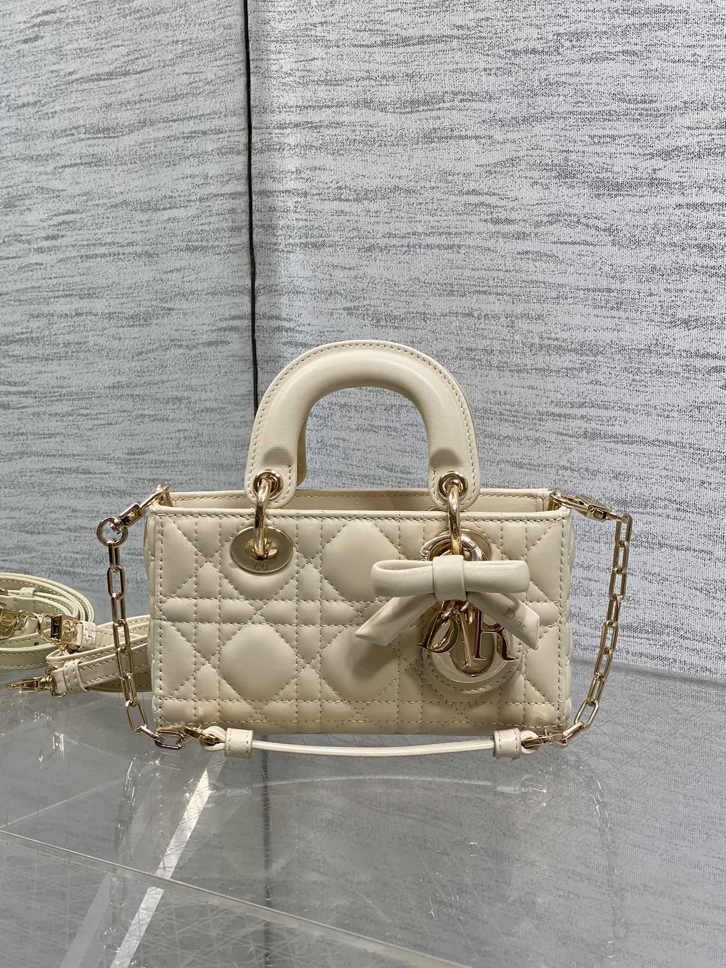 浅米色迷你现货‼️D-Joy bag最新蝴蝶结🎀羊皮2026款时尚果然就是轮回，回归了一把中古戴妃长方包