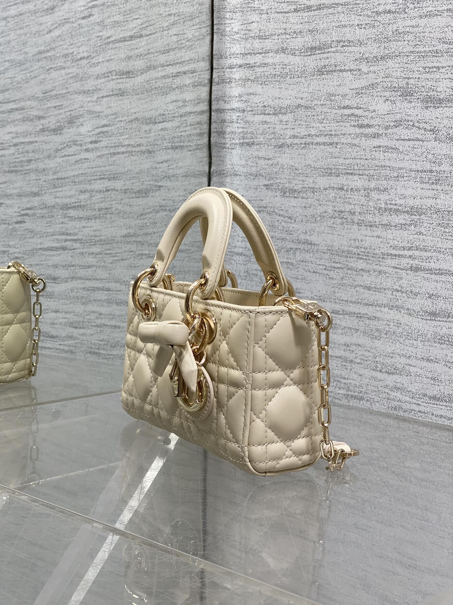 浅米色迷你现货‼️D-Joy bag最新蝴蝶结🎀羊皮2026款时尚果然就是轮回，回归了一把中古戴妃长方包